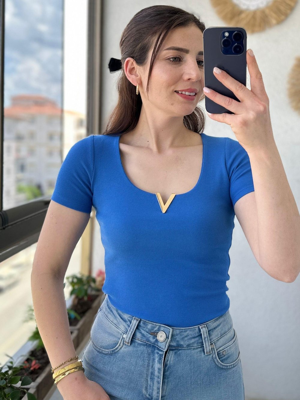 V BROŞLU FİTİLLİ TİŞÖRT