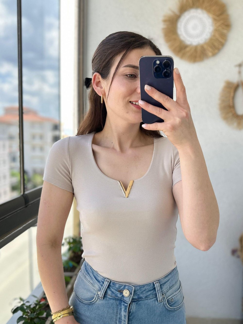 V BROŞLU FİTİLLİ TİŞÖRT