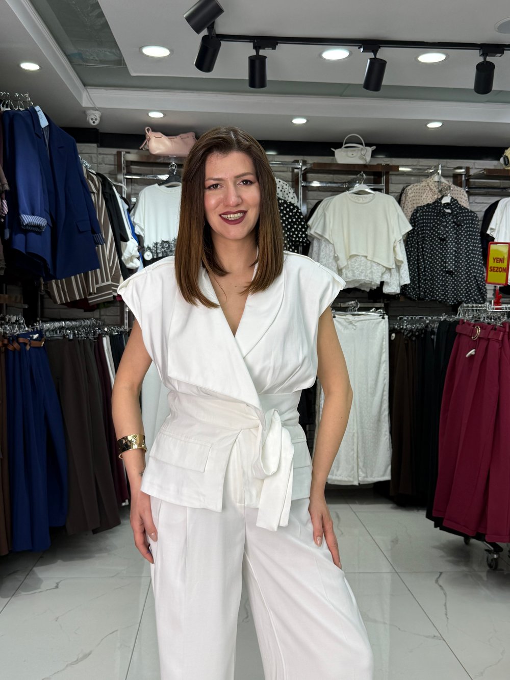 Beyaz Bel Kuşaklı Yelek Pantolon Takım
