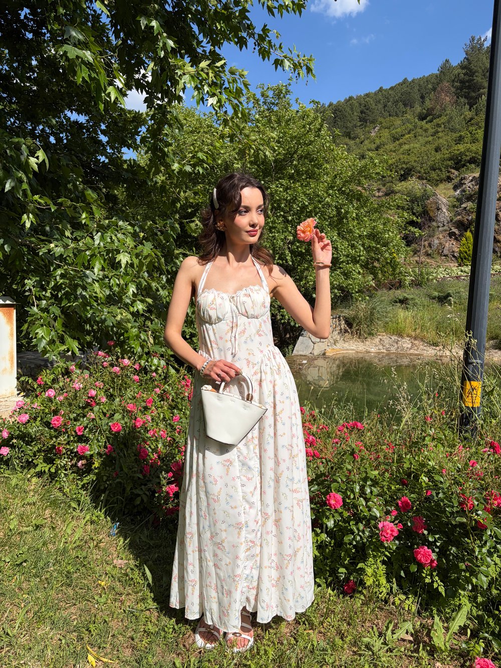 Boyundan Geçmeli Çiçekli Elbise