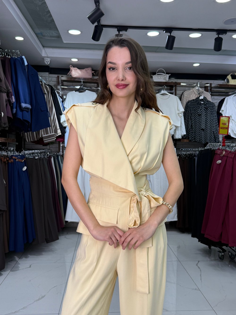 Sarı Bel Kuşaklı Yelek Pantolon Takım