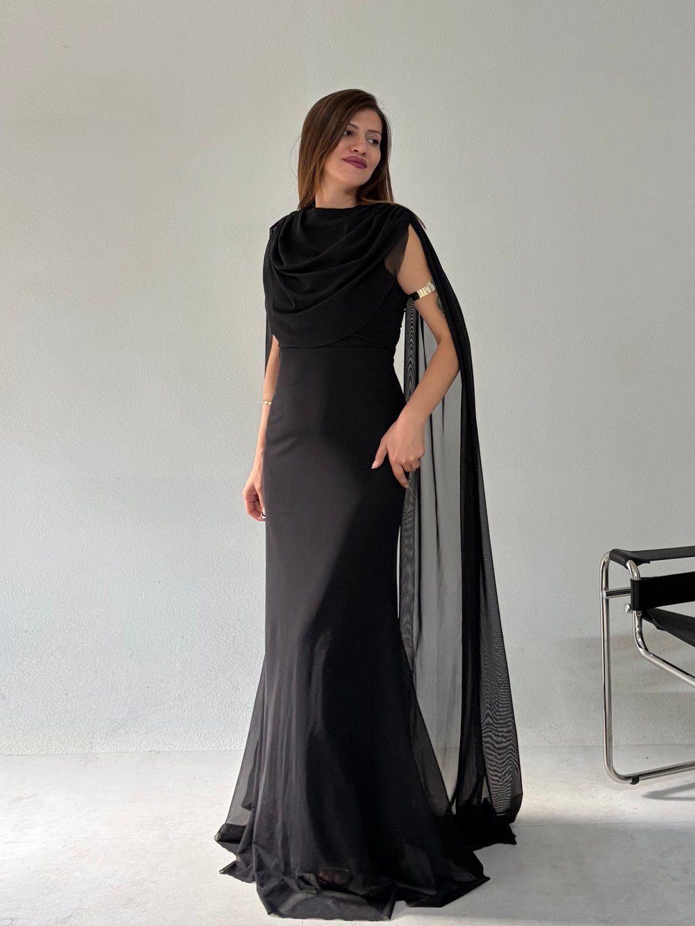 Siyah Bel Volanlı Uzun Pelerin Elbise