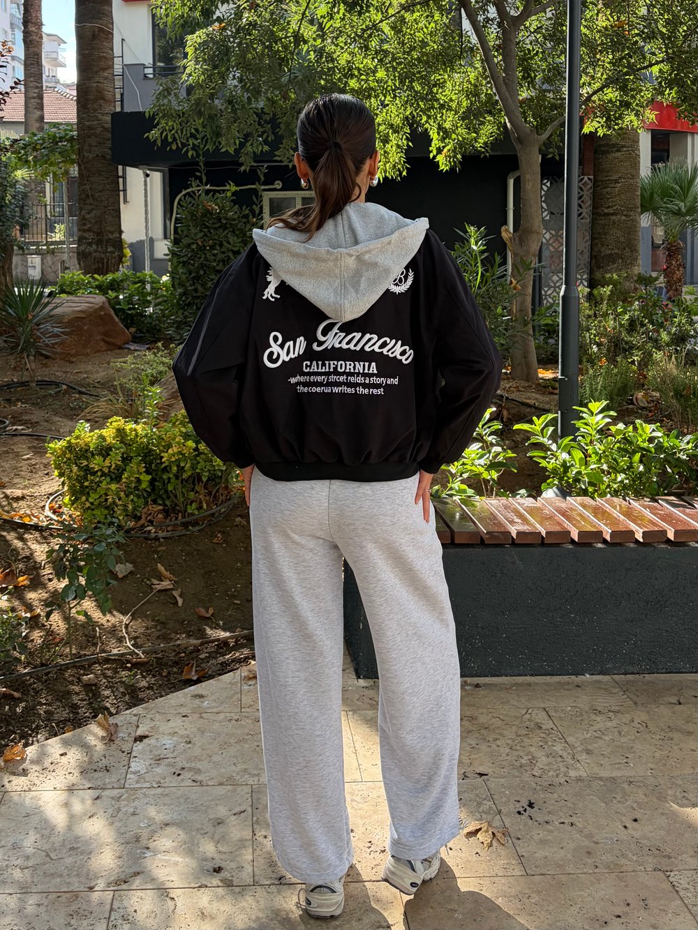 Siyah Nakışlı Bomber Mont