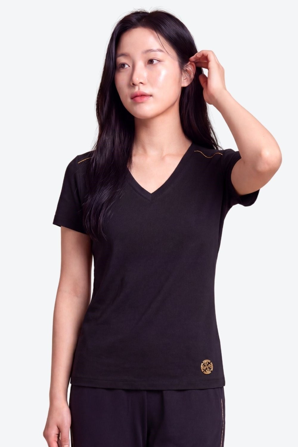 Kadın V Yaka Metal Logo Detaylı Regular Fit T-Shirt