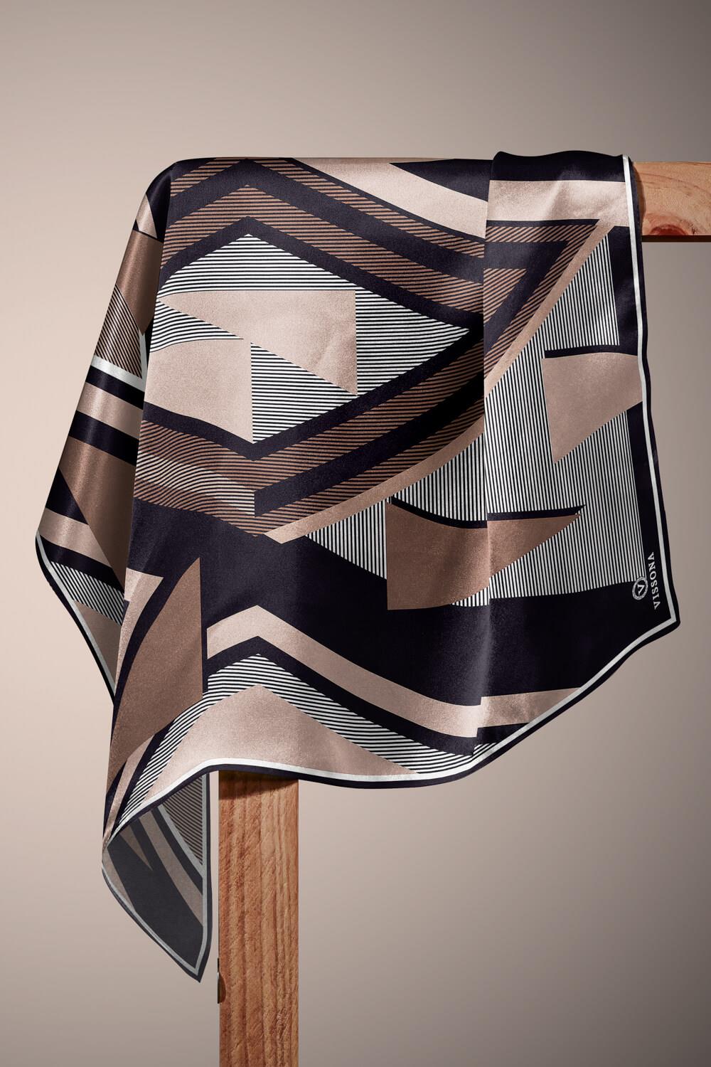 %100 Twill İpek Geometrik Desenli Bej - Siyah Renkli 90x90 Eşarp Dikim Şekli : El Dikişi