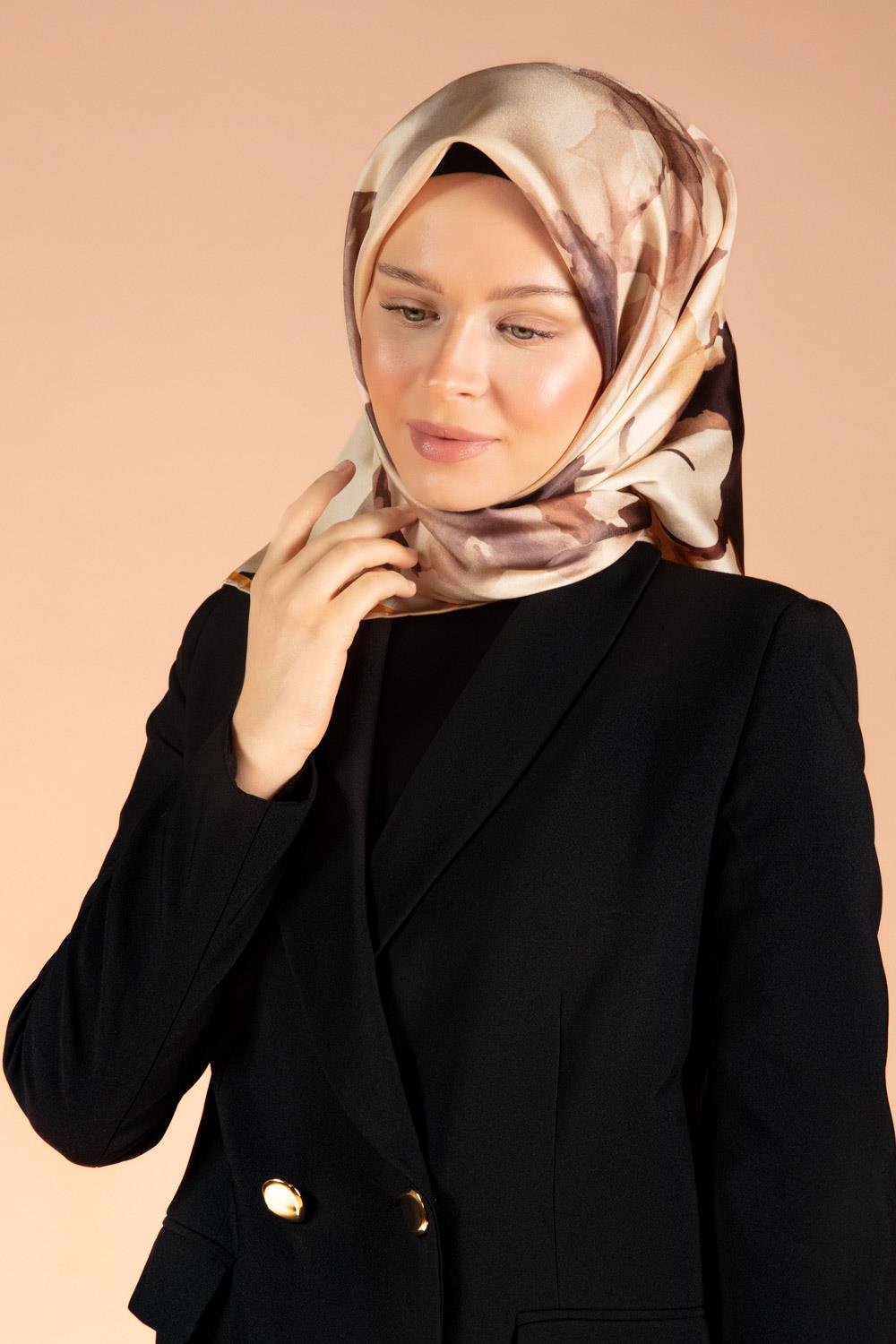 %100 Twill İpek Yaprak Desenli Bej - Hardal Renkli 90x90 Eşarp Dikim Şekli : El Dikişi