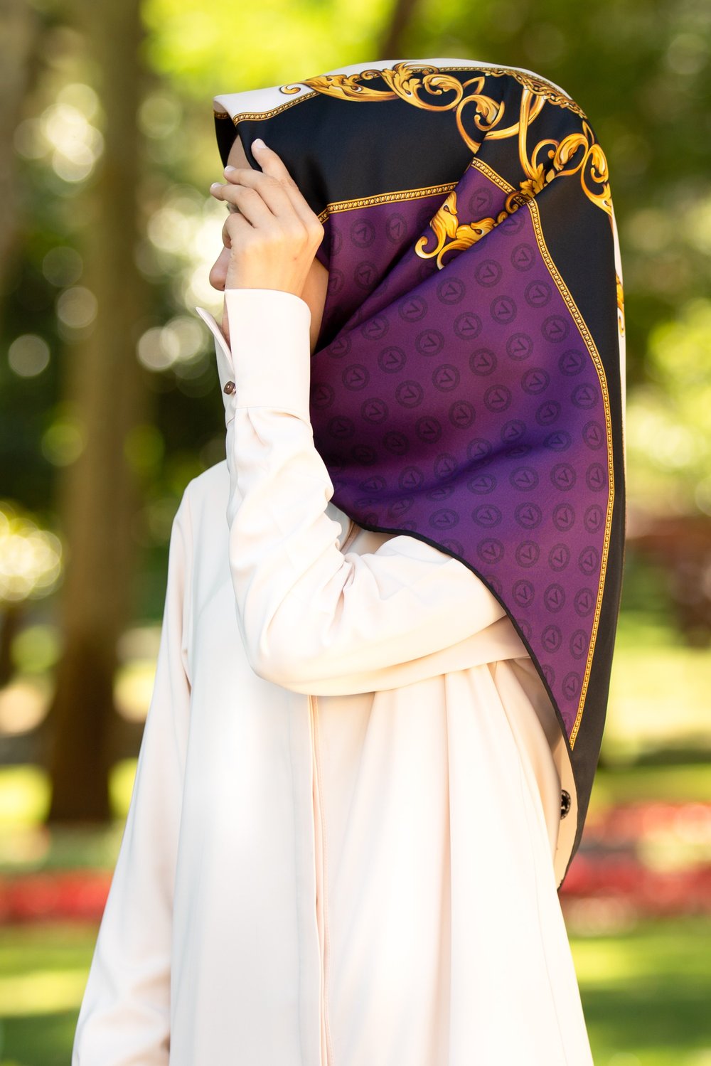 %100 Twill İpek Monogram Ve Barok Desenli Mürdüm - Siyah Renkli 90x90 Eşarp Dikim Şekli : El Dikişi