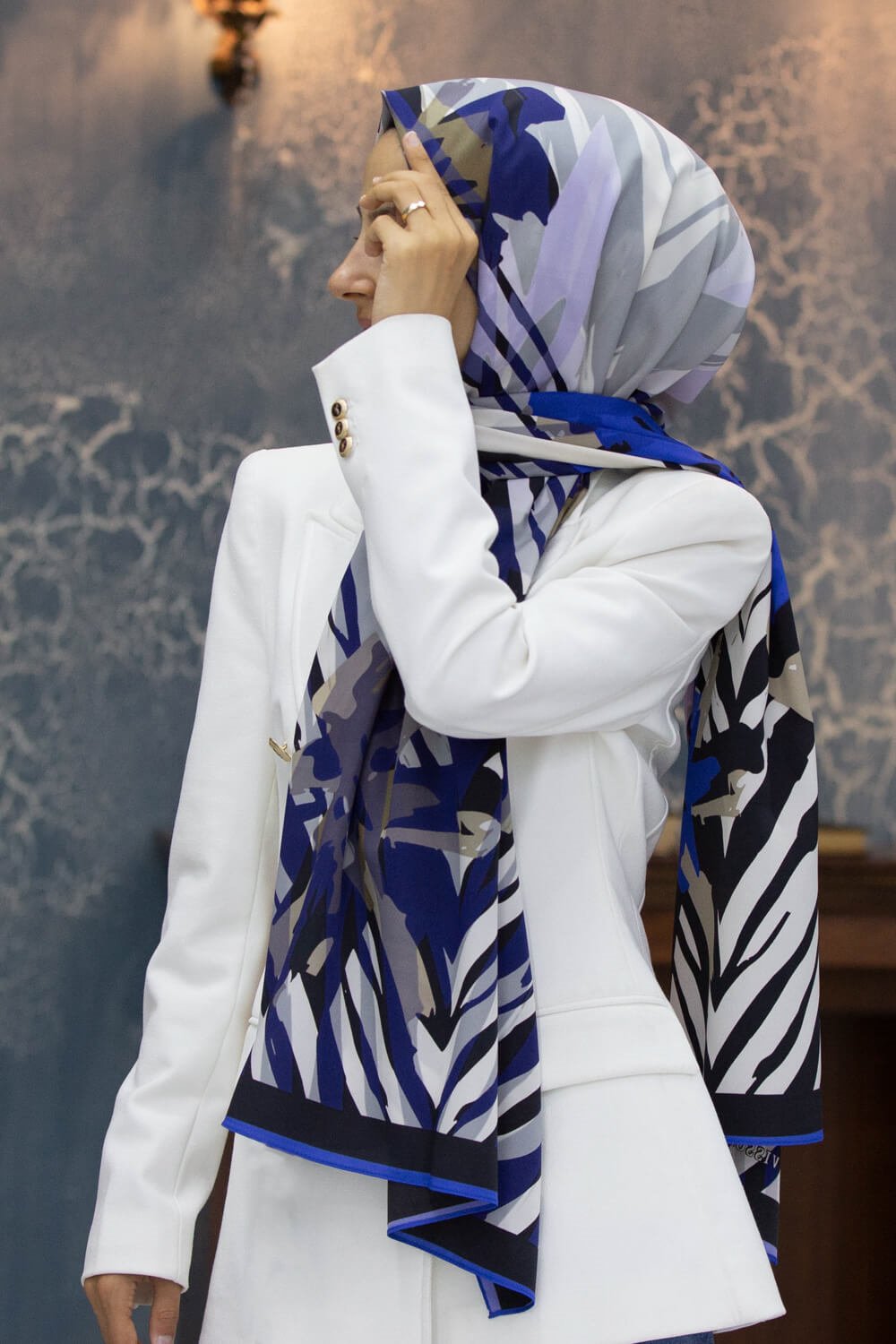 LÜKS MEDİNE İPEĞİ ZEBRA VE ÇİÇEK DESENLİ SAKS RENKLİ 75X195 KIRIŞMAZ ŞAL MOSS KREP DİKİŞ TİPİ İTALYAN DİKİŞLİ