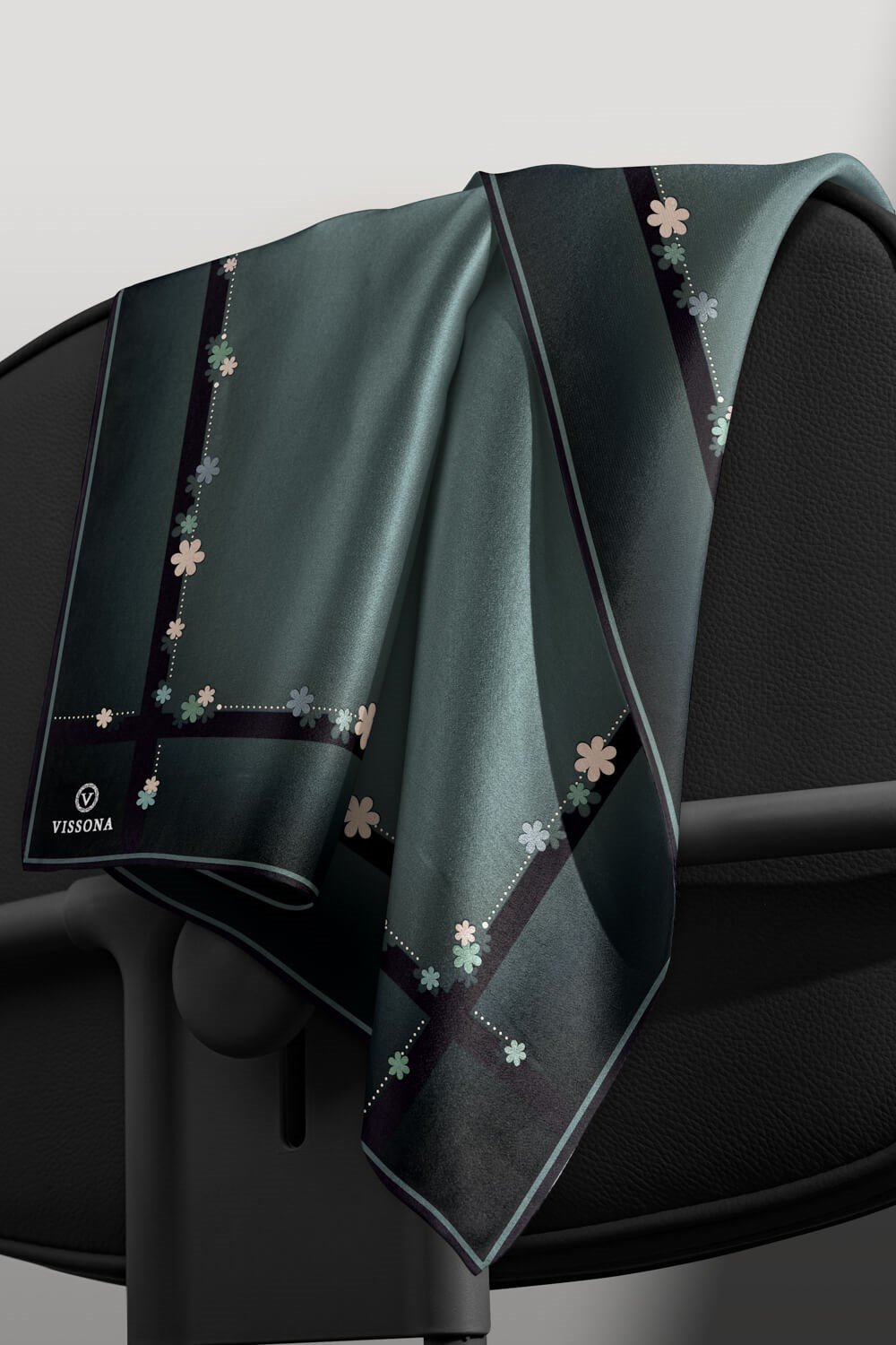 %100 Twill İpek Kenar Motifi Çiçek Desenli Petrol Yeşili - Siyah Renkli 90x90 Eşarp Dikim Şekli : El Dikişi