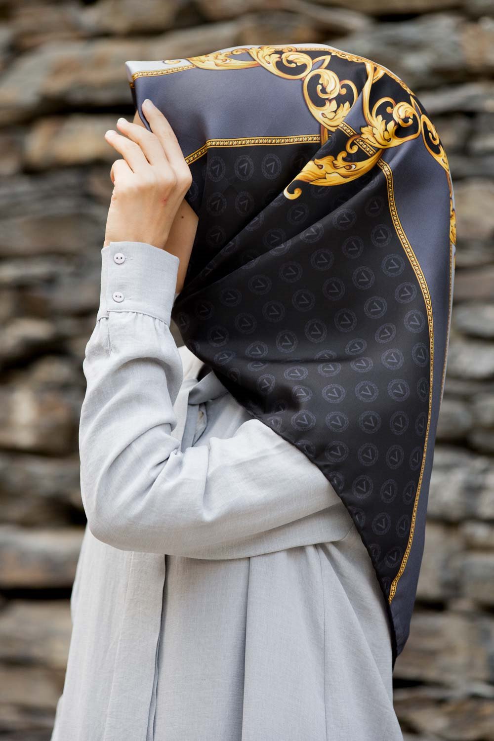 %100 Twill İpek Monogram Ve Barok Desenli Siyah - Gri Renkli 90x90 Eşarp Dikim Şekli : El Dikişi