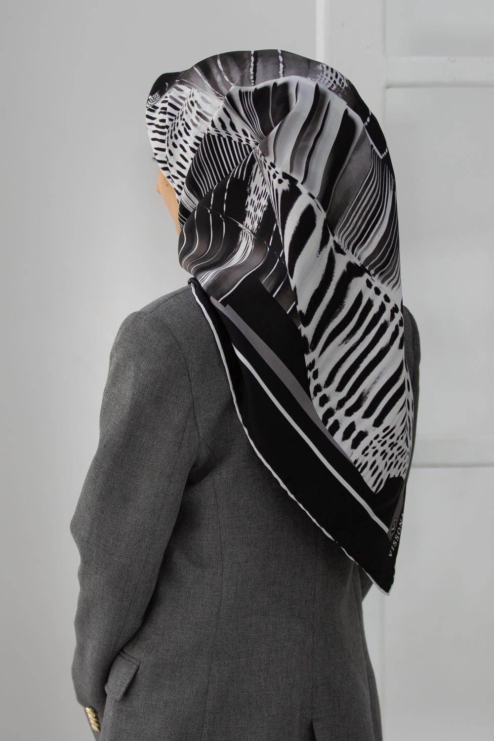 %100 Twill İpek Geometrik Desenli Siyah - Beyaz Renkli 90x90 Eşarp Dikim Şekli : El Dikişi