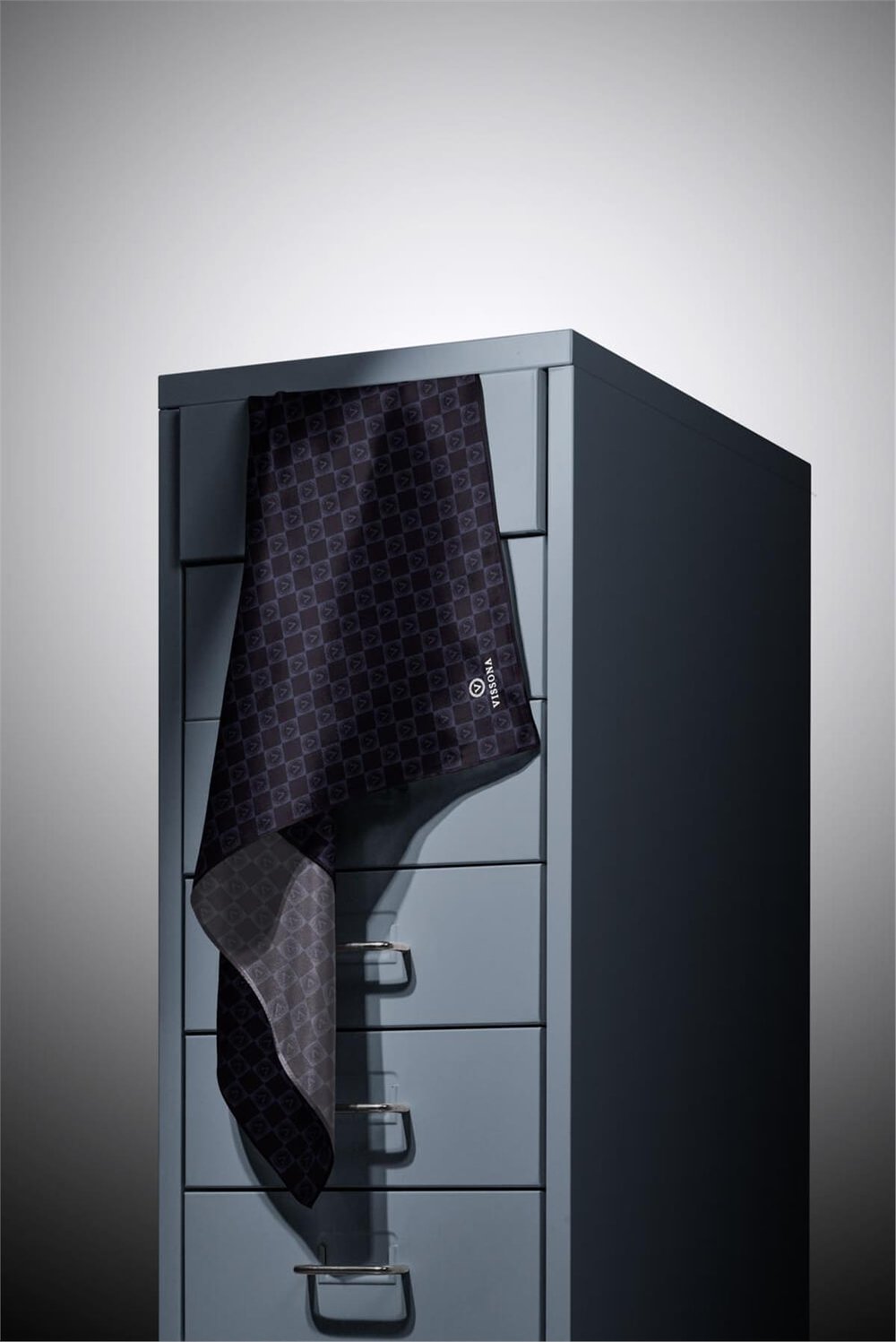 %100 Twill İpek Monogram Desenli Siyah Renkli 90x90 Eşarp Dikim Şekli : El Dikişi