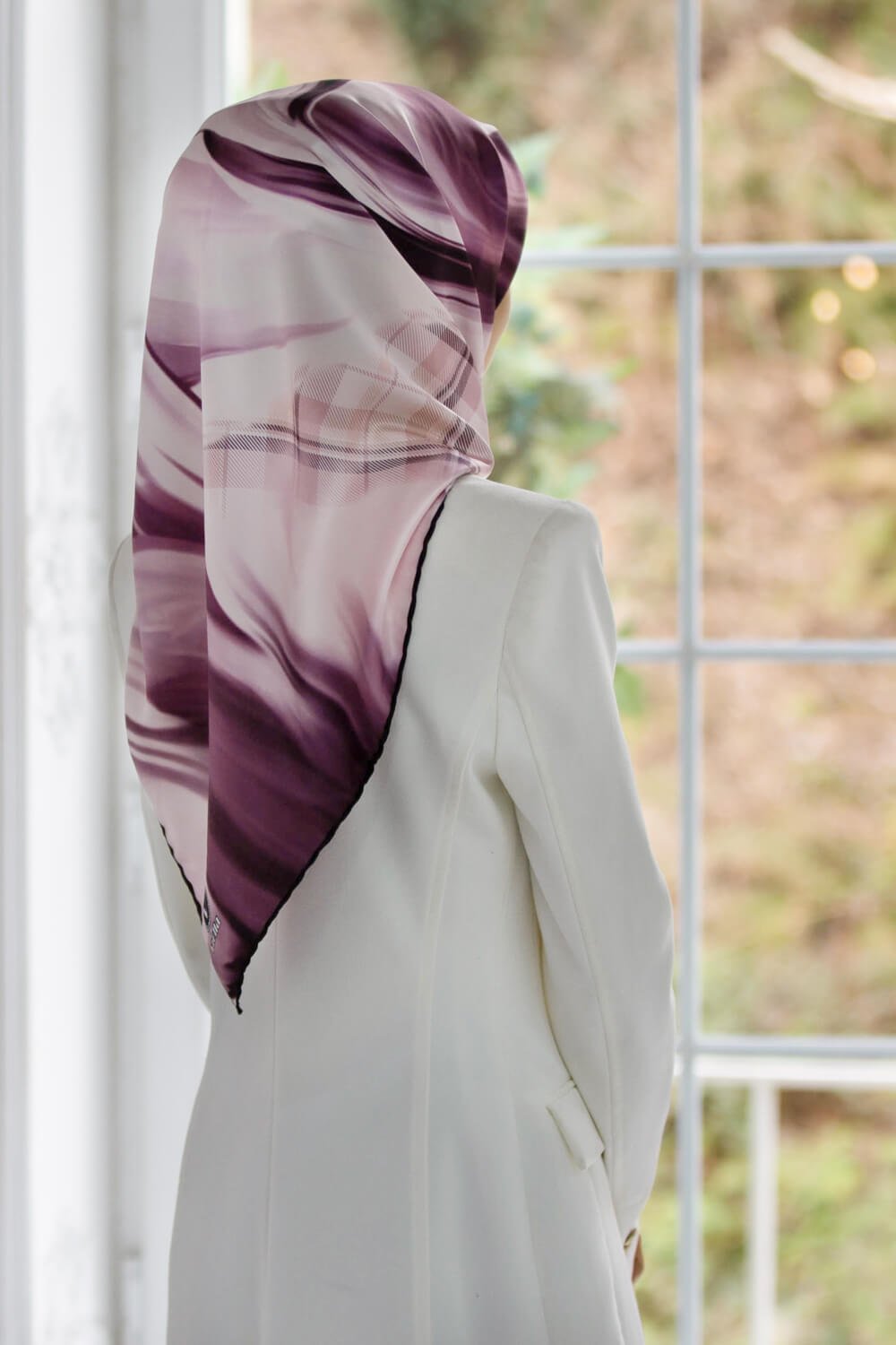 Twill Dalga ve Ekose Desenli Lila Renkli 90x90 Eşarp (İpek İçermez)Kenar Dikiş Şekli El Dikişli