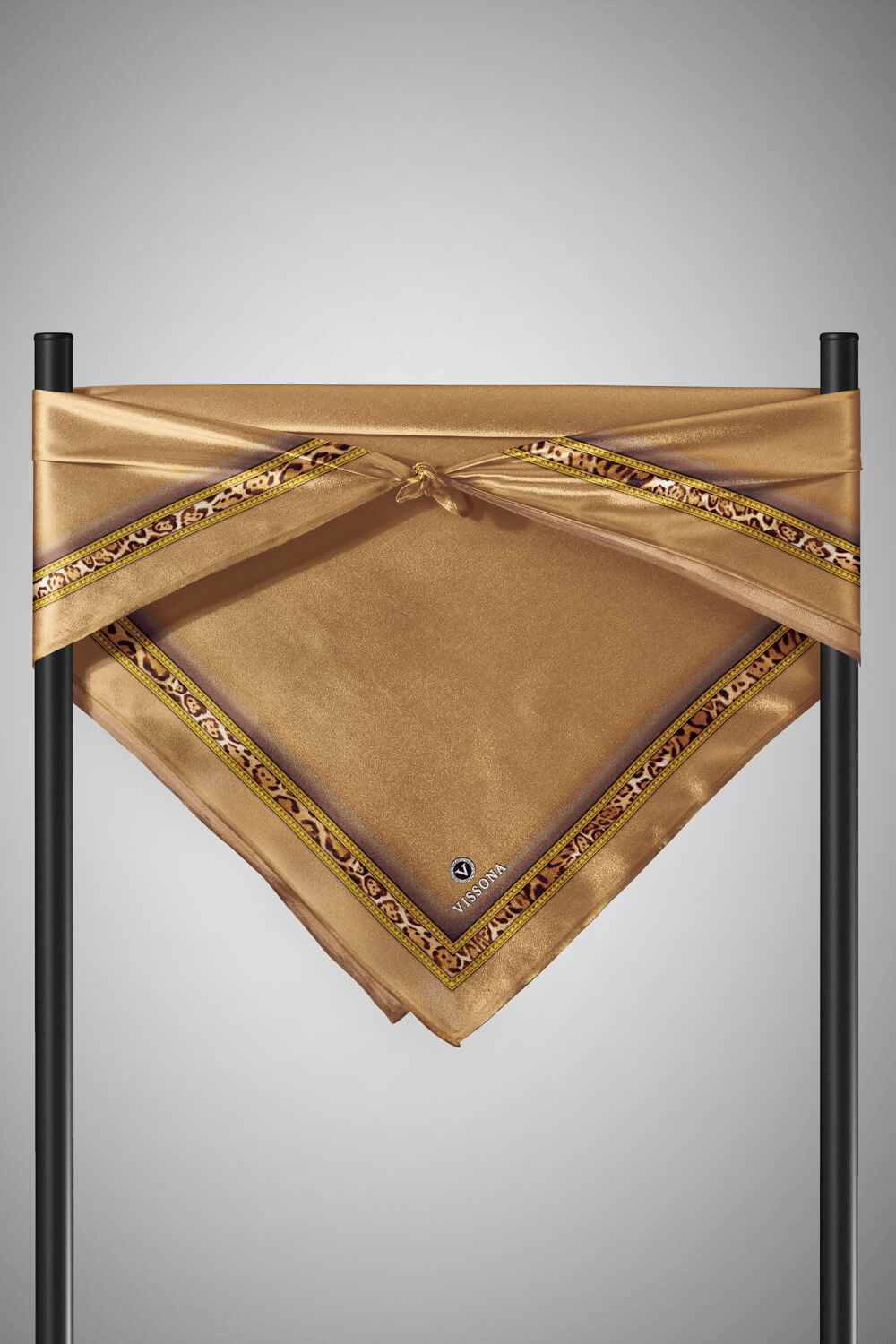 %100 Twill İpek Bordürü Leoparlı Düz Desenli Gold - Gold Renkli 90x90 Eşarp Dikim Şekli : El Dikişi