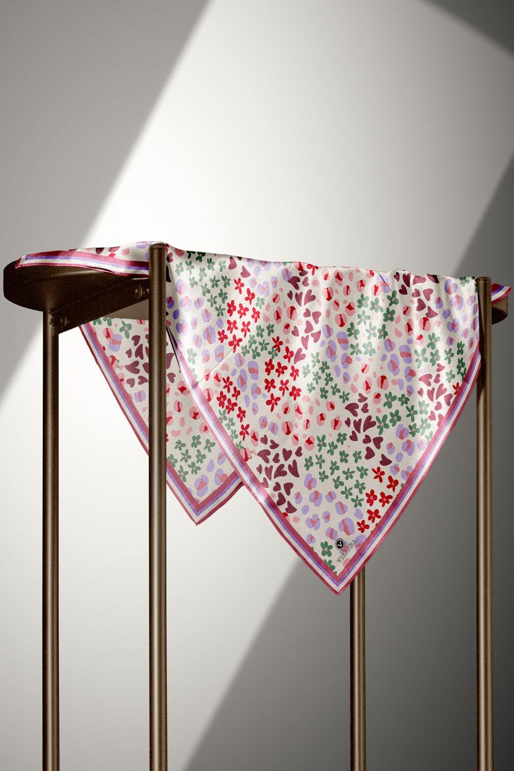 %100 Twill İpek Kalpli Leopar Desenli Gül Kurusu - Lila Renkli 90x90 Eşarp Dikim Şekli : El Dikişi