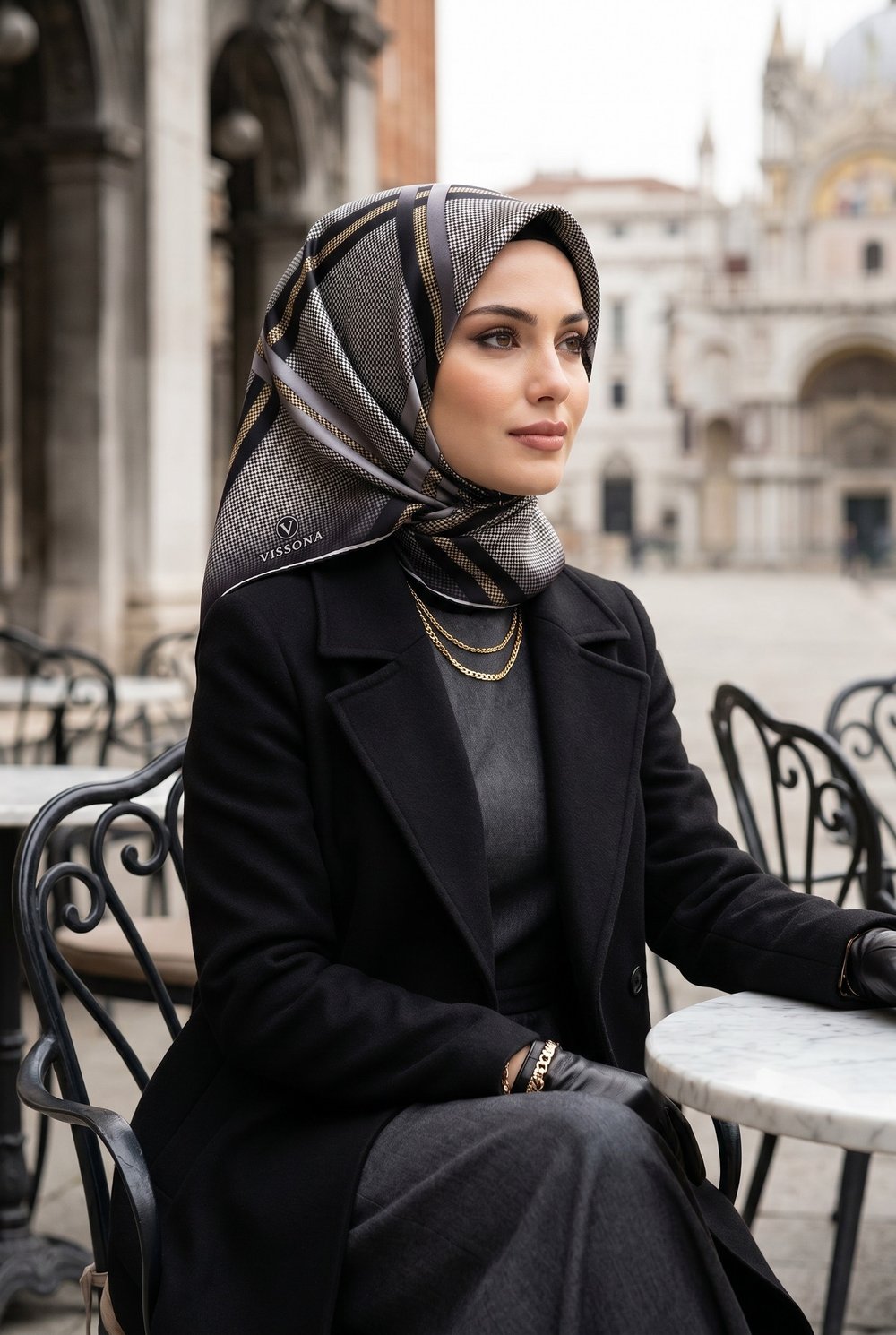 %100 Twill İpek Kazayağı Desenli Gri - Siyah Renkli 90x90 Eşarp Dikim Şekli : El Dikişi