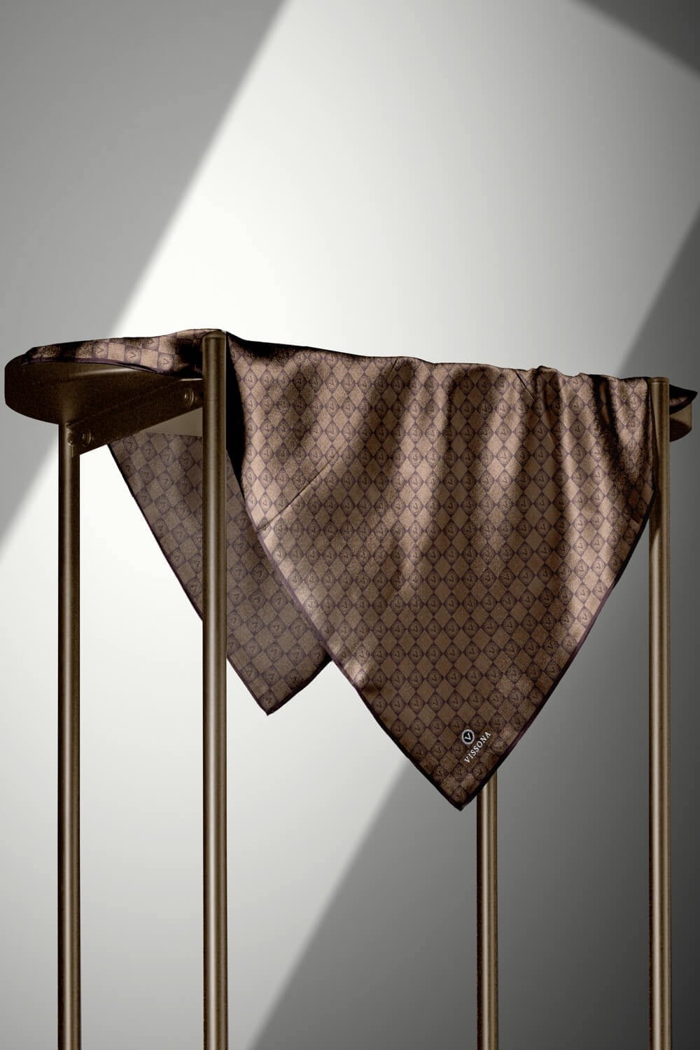 %100 Twill İpek Monogram Desenli Sütlü Kahve Renkli 90x90 Eşarp Dikim Şekli : El Dikişi