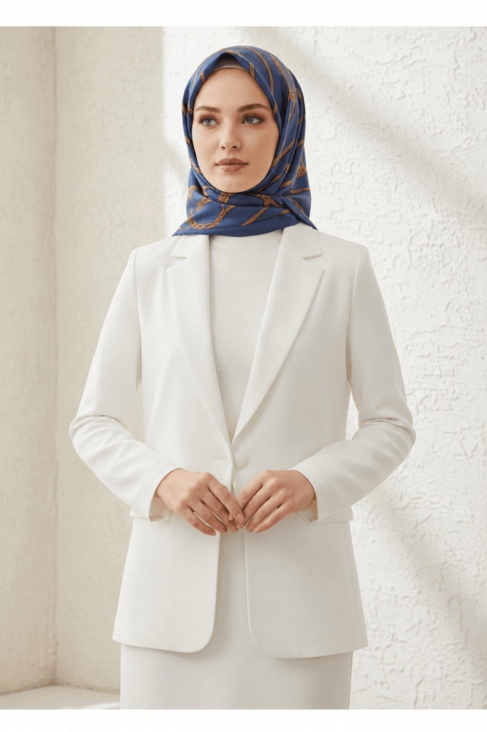 %100 Twill İpek Kemer Desenli Gold - İndigo Renkli 90x90 Eşarp Dikim Şekli : El Dikişi