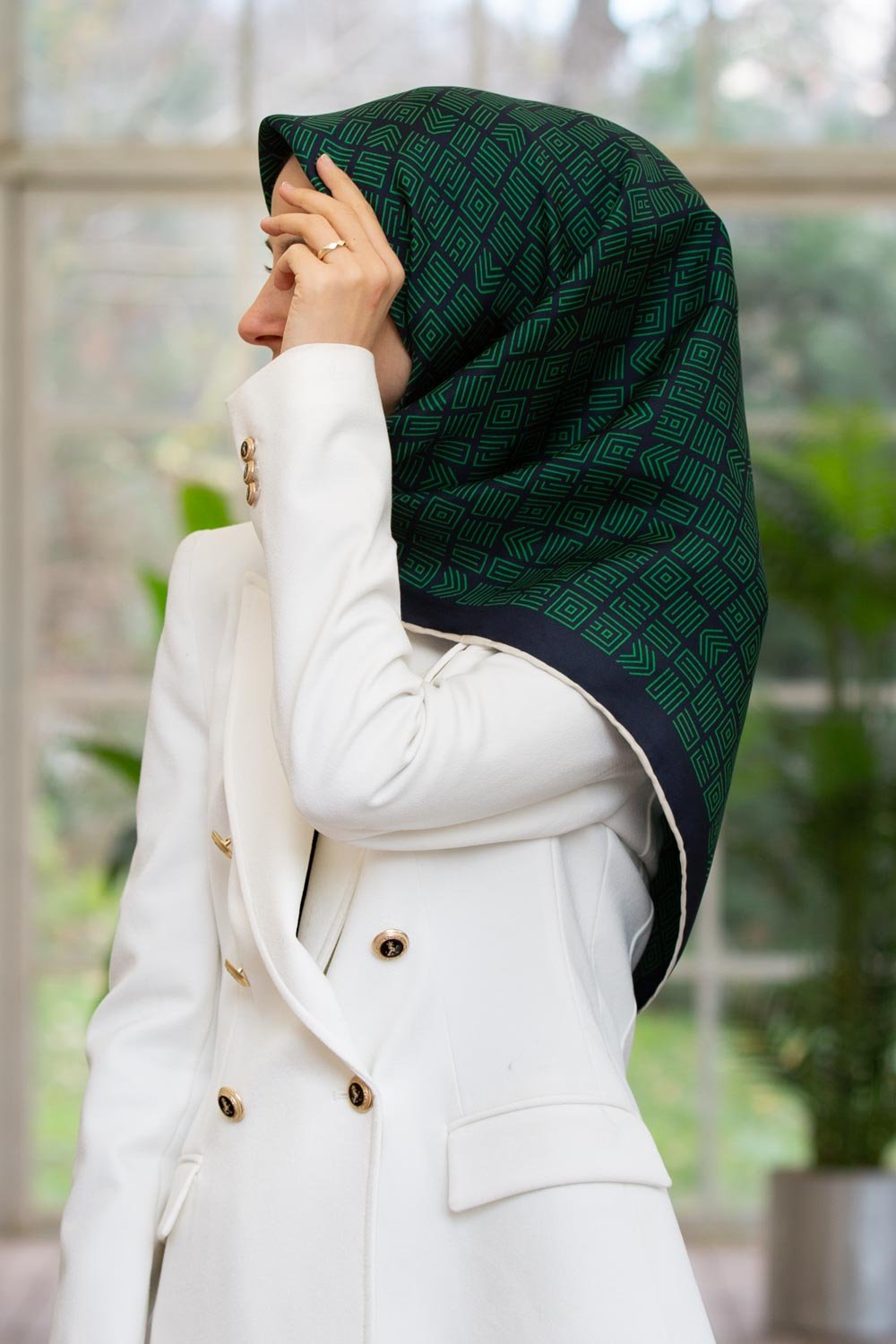 %57 İPEK %43 VİSKON Twill İpek Etnik Motif Desenli Zümrüt Yeşili - Lacivert Renkli 90x90 Eşarp Dikim Şekli : El Dikişi