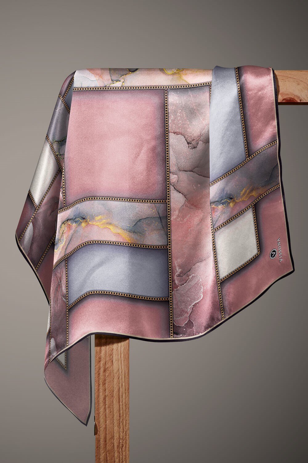 %100 Twill İpek Efektli Bant Desenli Pudra - Gri Renkli 90x90 Eşarp Dikim Şekli : El Dikişi