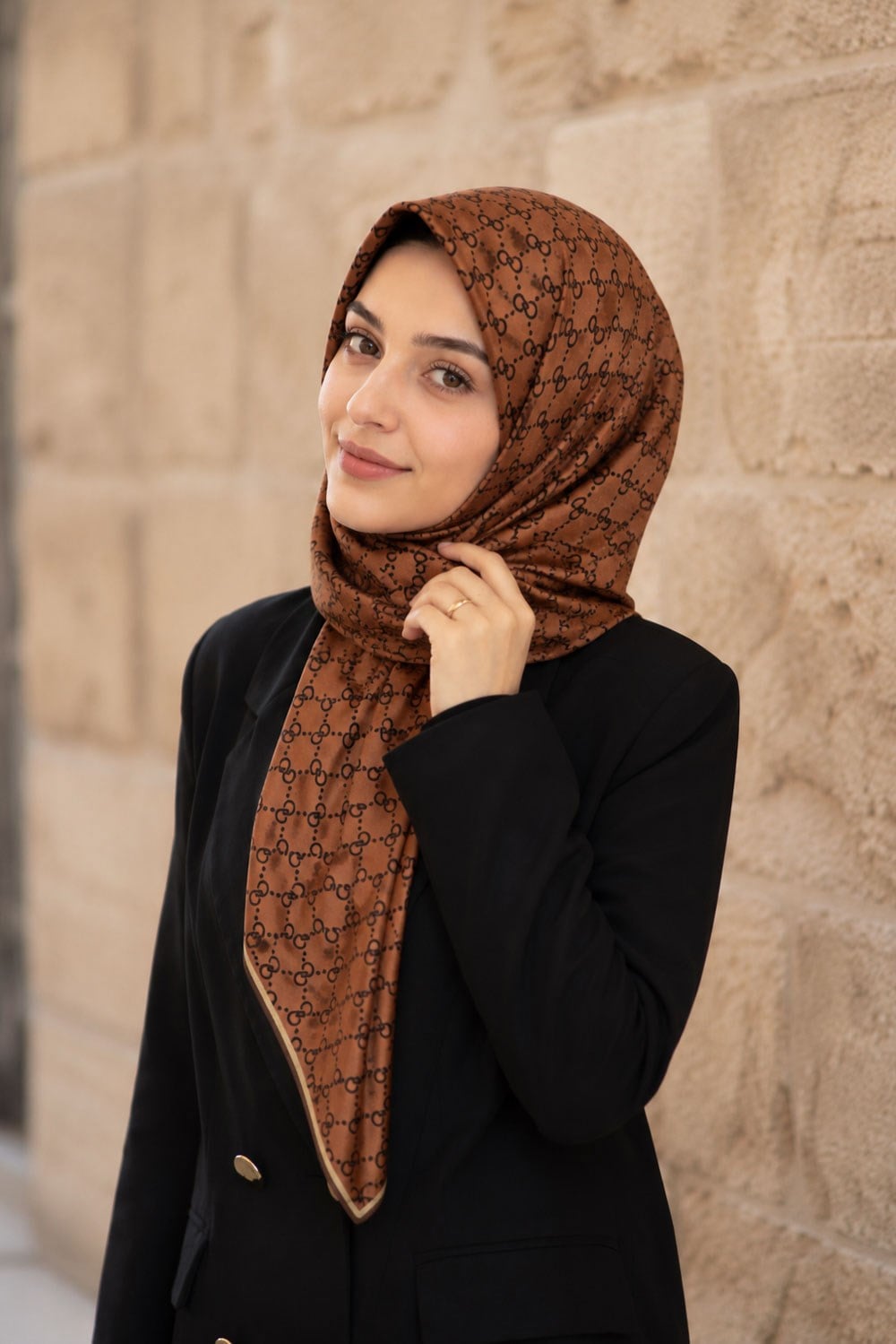 %100 Twill İpek Geometrik Desenli Kahverengi - Taba Renkli 90x90 Eşarp Dikim Şekli : El Dikişi