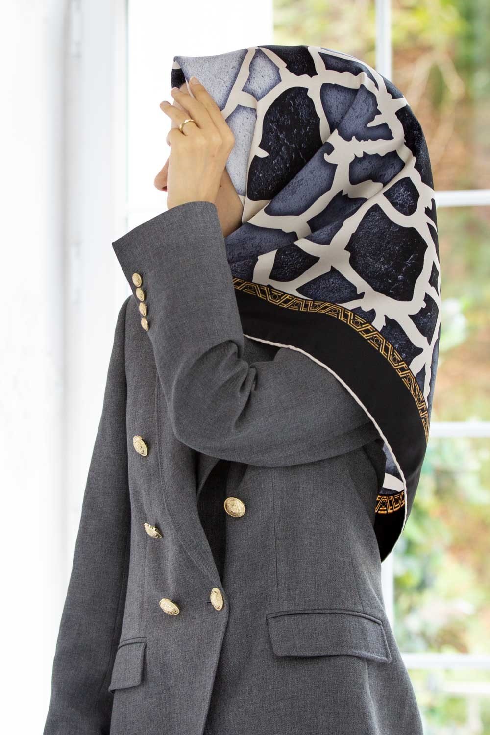 %100 Twill İpek Zürafa Desenli Siyah - Gri Renkli 90x90 Eşarp Dikim Şekli : El Dikişi
