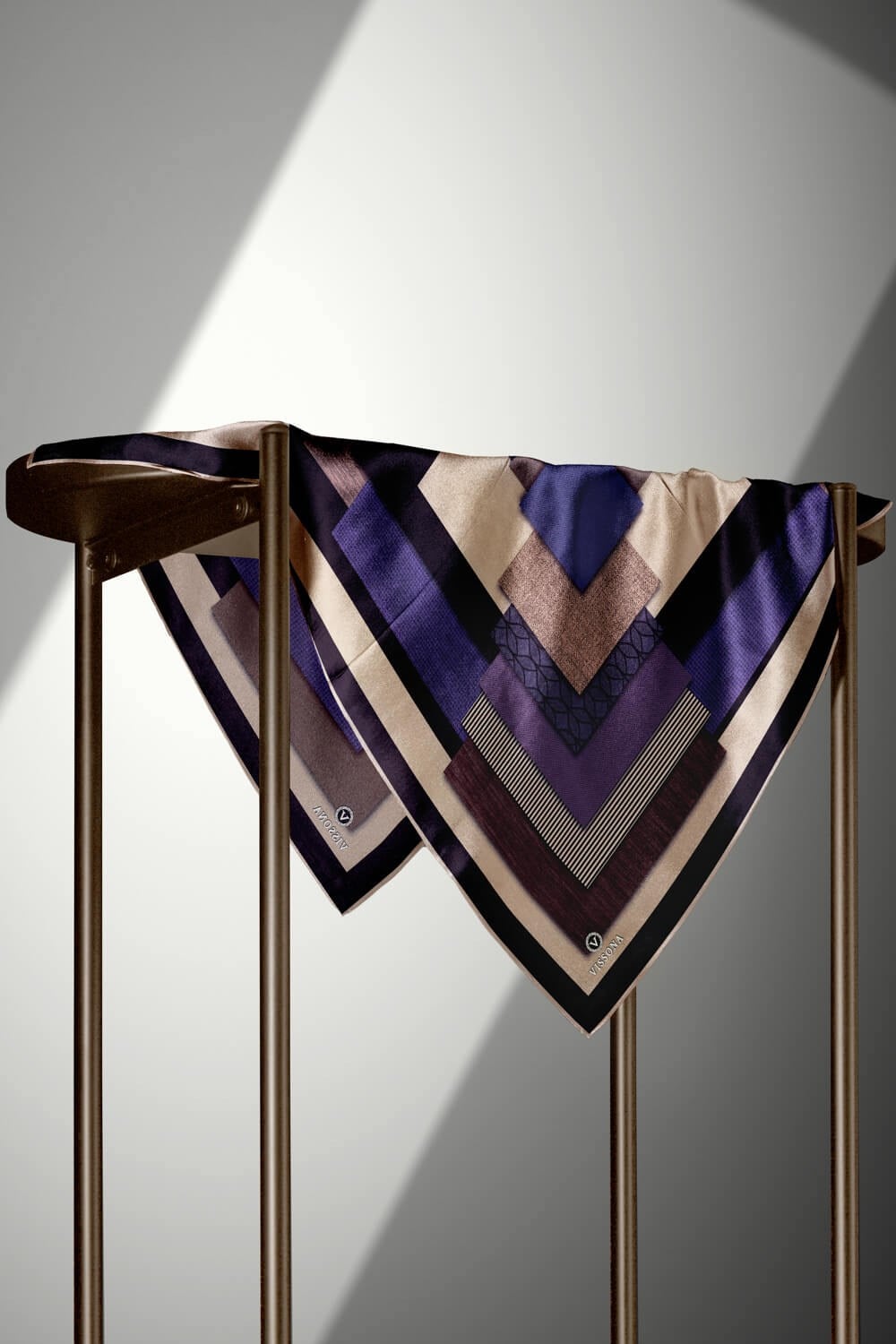 %100 Twill İpek Geometrik Desenli Mor - Siyah Renkli 90x90 Eşarp Dikim Şekli : El Dikişi