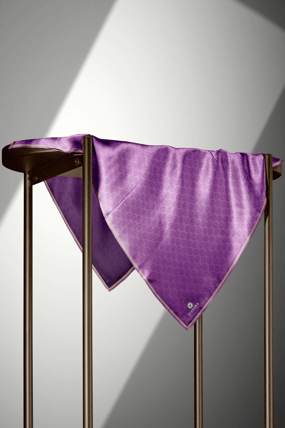 %100 Twill İpek Monogram Desenli Mor Renkli 90x90 Eşarp Dikim Şekli : El Dikişi