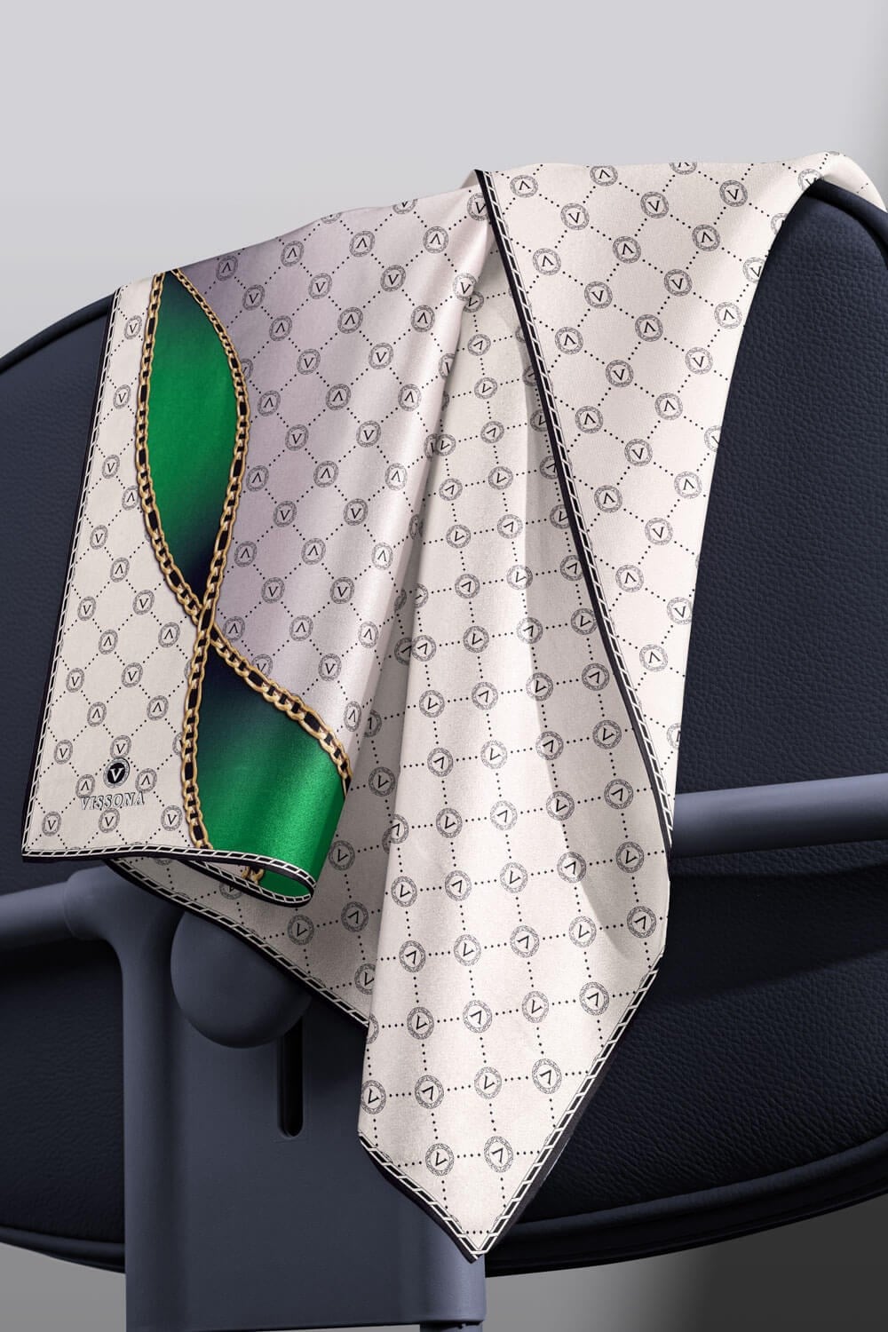 %100 Twill İpek Zincirli Ve Monogram Desenli Krem - Zümrüt Yeşili Renkli 90x90 Eşarp Dikim Şekli : El Dikişi