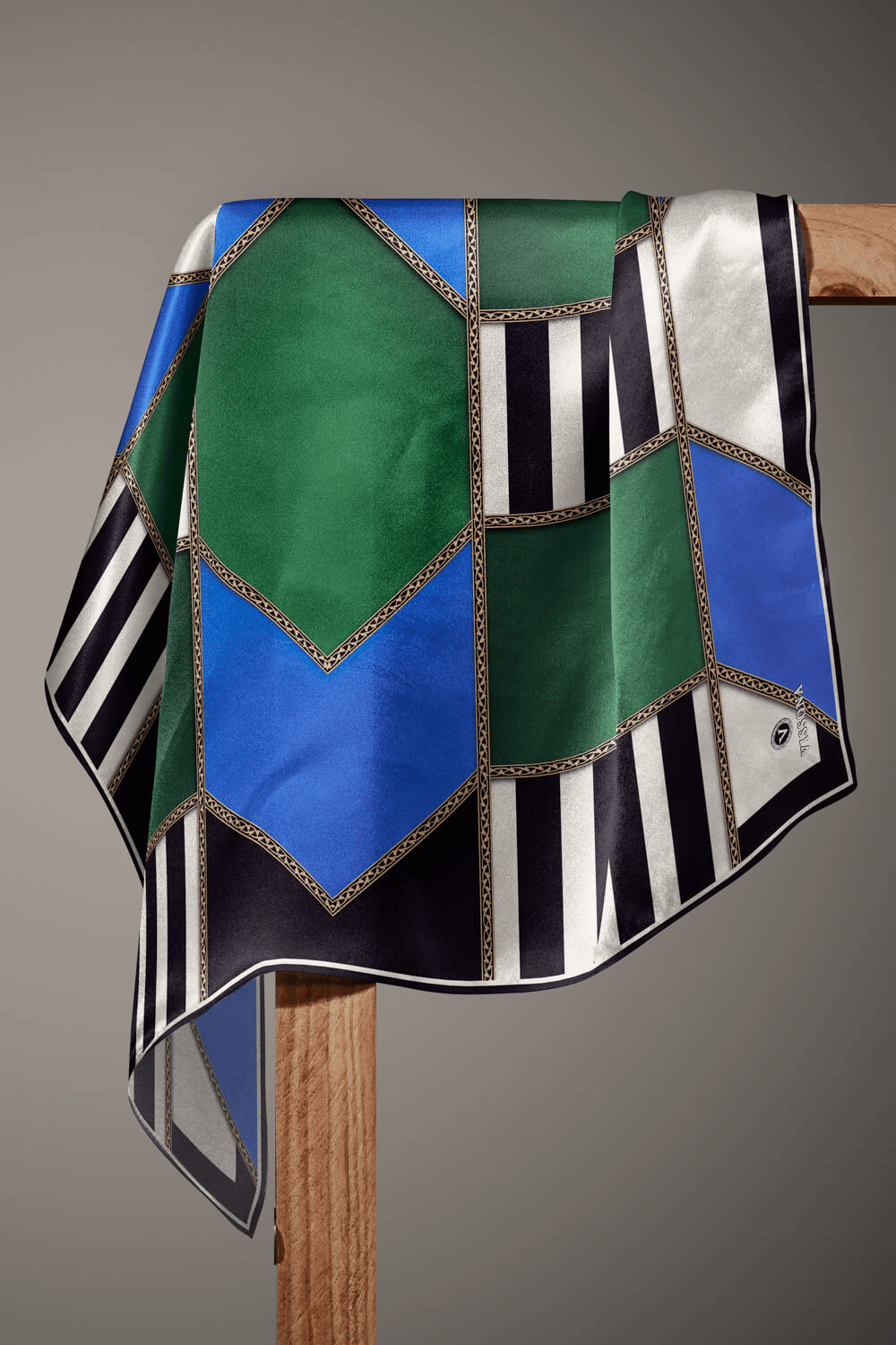 %100 Twill İpek Geometrik Desenli Saks - Zümrüt Yeşili Renkli 90x90 Eşarp Dikim Şekli : El Dikişi