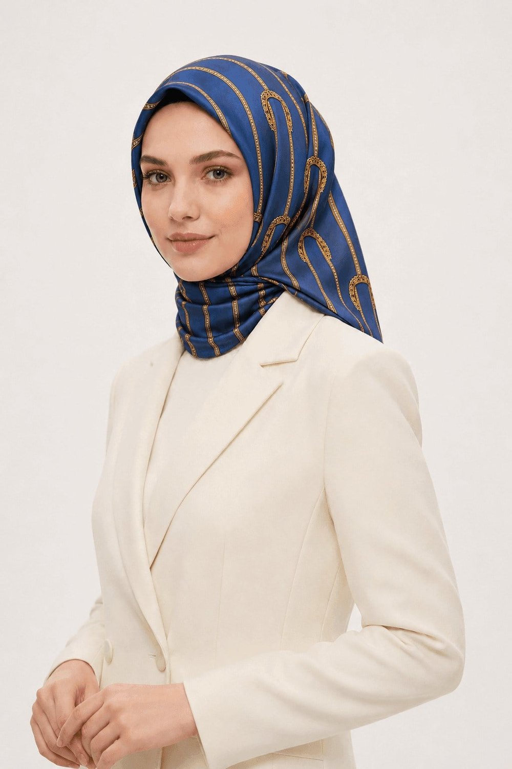 %100 Twill İpek Kemer Desenli Gold - İndigo Renkli 90x90 Eşarp Dikim Şekli : El Dikişi