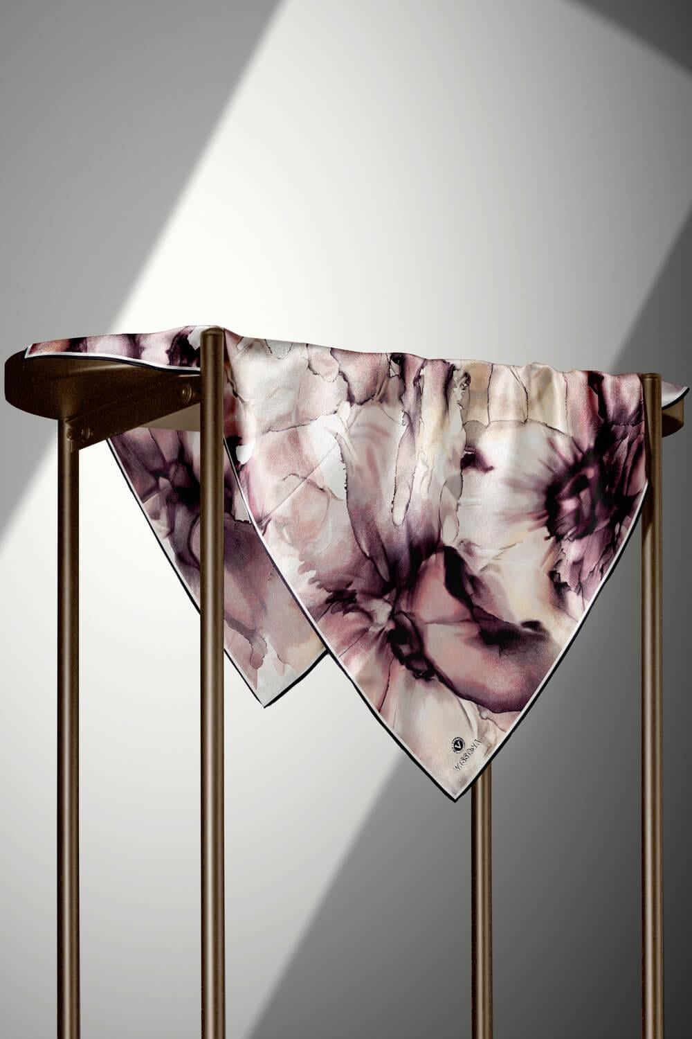 %100 Twill İpek Batik Çiçek Desenli Pudra - Bej Renkli 90x90 Eşarp Kenar Dikiş Şekli El Dikişli