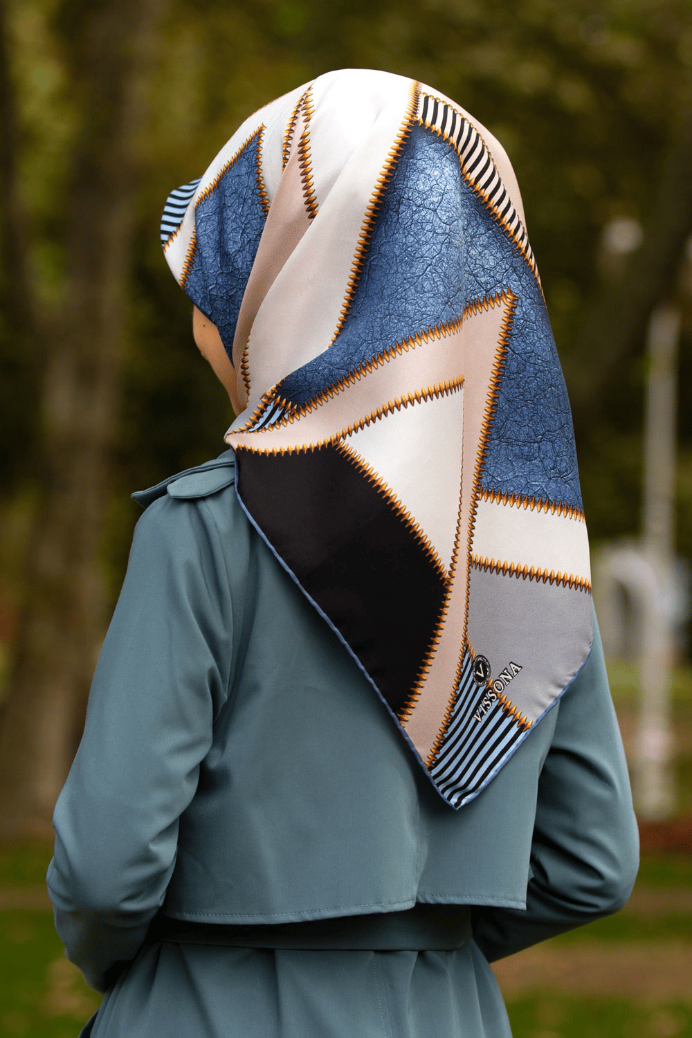 % 57 İPEK % 43 İPEK Twill İpek Geometrik Desenli Bebe Mavisi - Siyah Renkli 90x90 Eşarp Dikim Şekli : El Dikişi