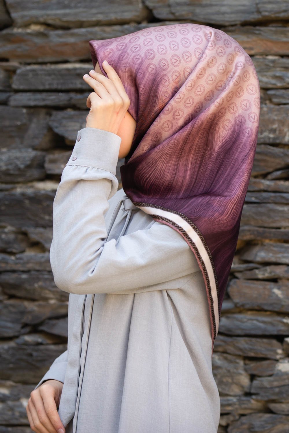 100% Twill İpek Monogram Desenli Pudra Renkli 90x90 Dikim Şekli : El Dikişi Eşarp