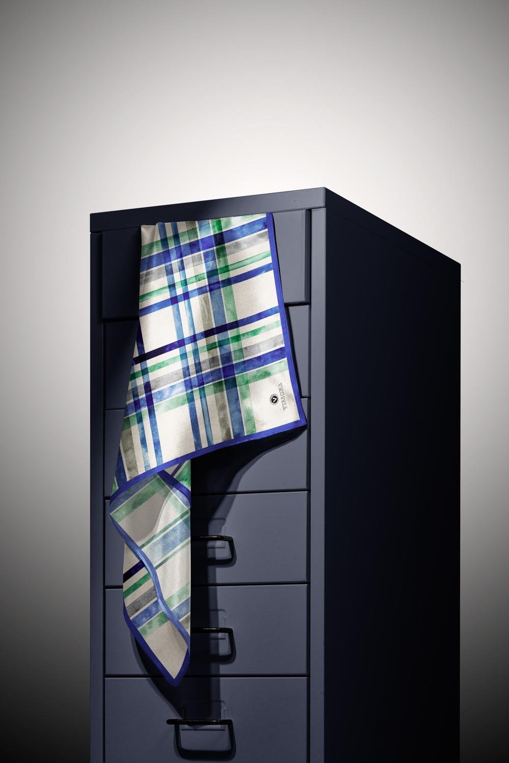 %100 Twill İpek Ekose Desenli Saks - Zümrüt Yeşili Renkli 90x90 Eşarp Kenar Dikiş Şekli El Dikişli