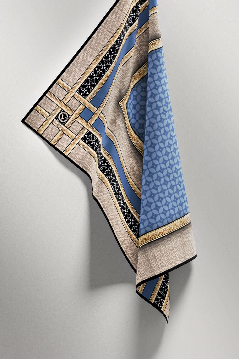 Twill Gold Bordürlü Geometrik Desenli Bebe Mavisi Renkli 90x90 Eşarp (İpek İçermez) Kenar Dikiş Şekli El Dikişli