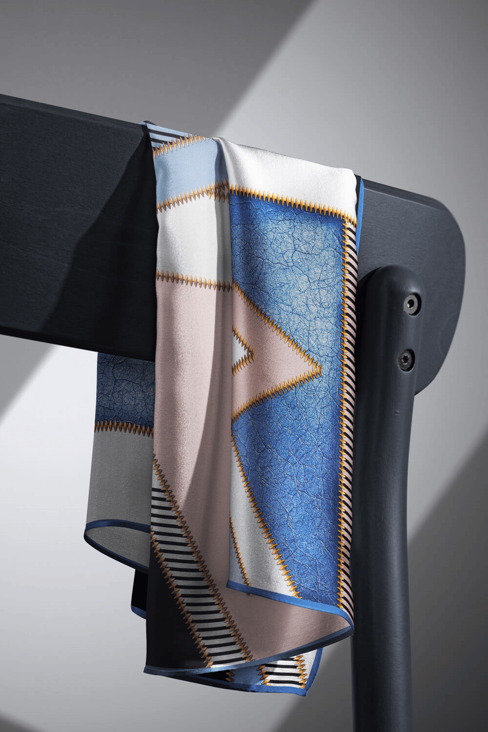 % 57 İPEK % 43 İPEK Twill İpek Geometrik Desenli Bebe Mavisi - Siyah Renkli 90x90 Eşarp Dikim Şekli : El Dikişi