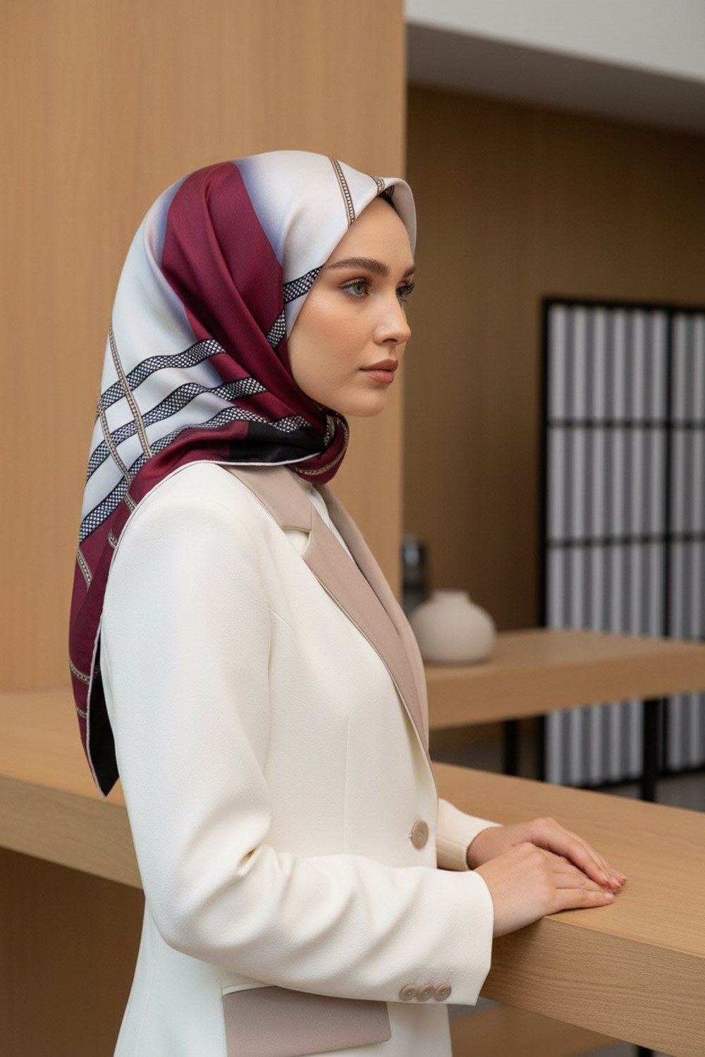 %100 Twill İpek Geometrik Desenli Siyah - Bordo Renkli 90x90 Eşarp Dikim Şekli : El Dikişi