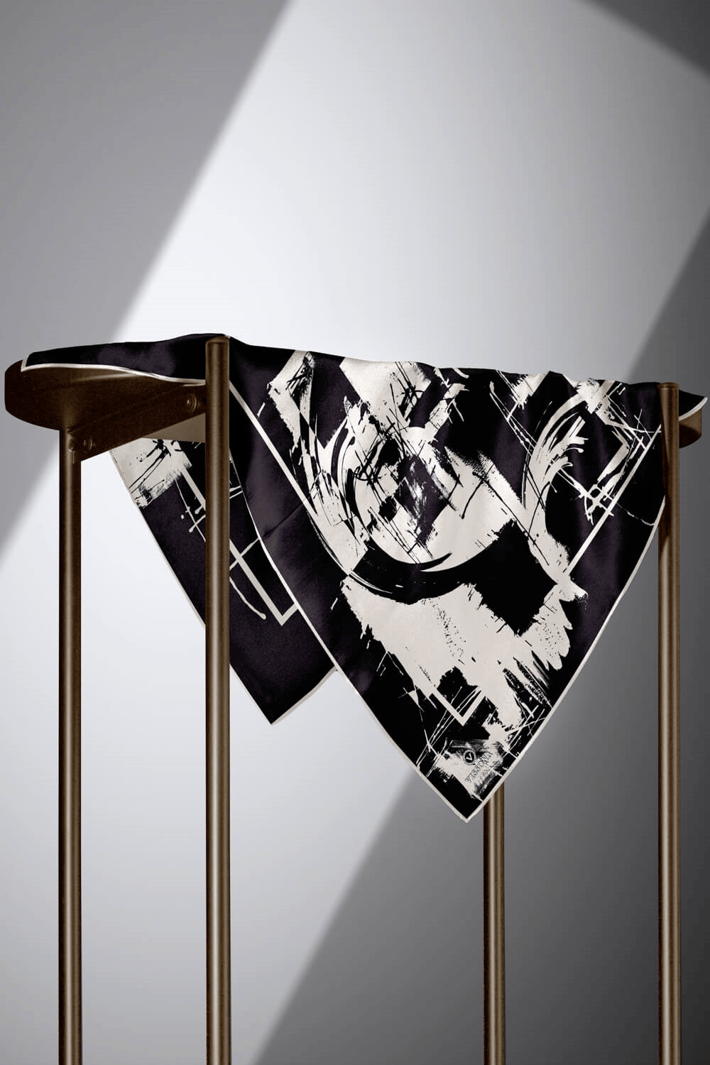 % 57 İPEK % 43 VİSKON Twill İpek Geometrik Desenli Siyah - Krem Renkli 90x90 Eşarp Dikim Şekli : El Dikişi