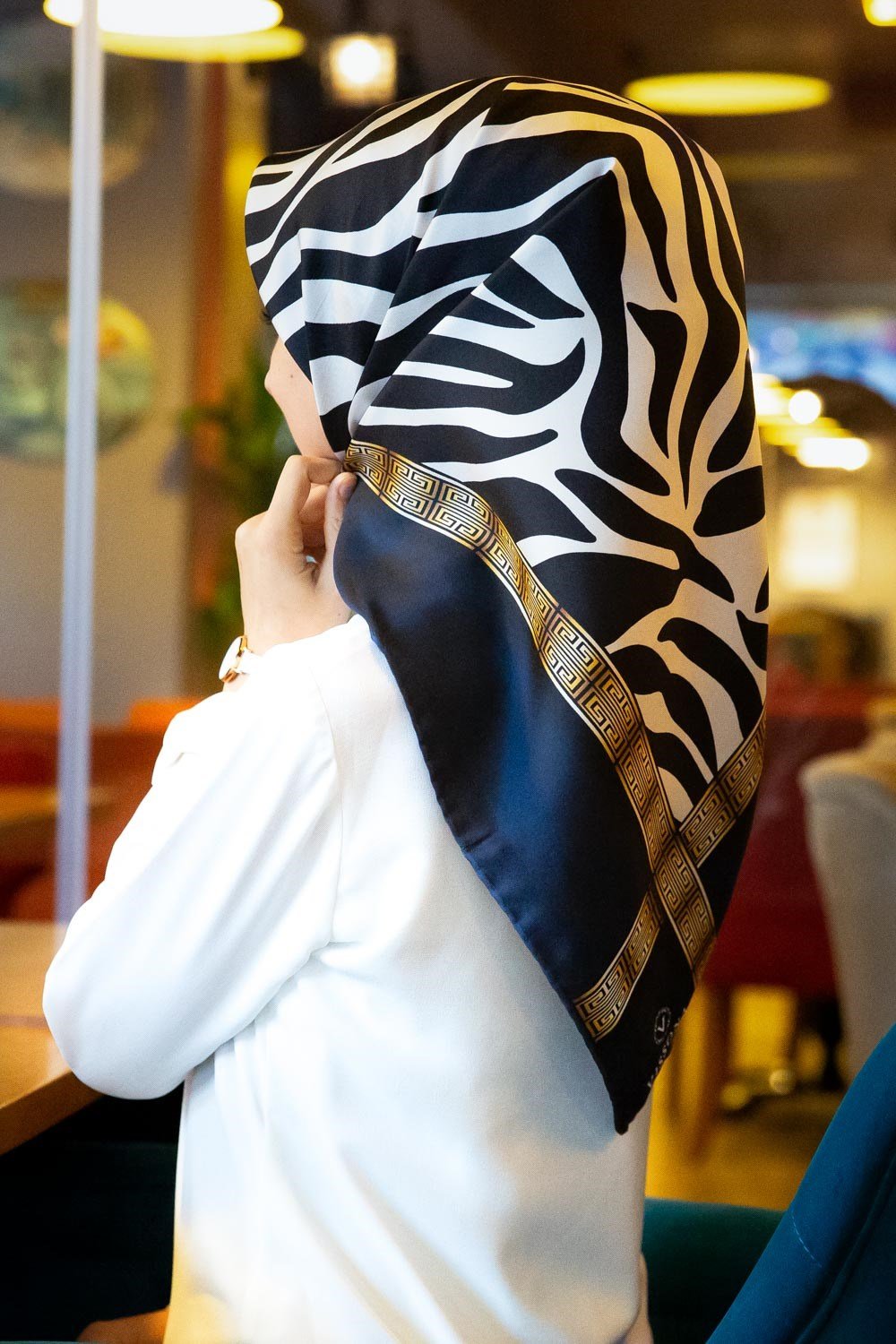 % 57 İPEK % 43 VİSKON Twill İpek Zebra Desenli Lacivert - Gold Renkli 90x90 Eşarp Dikim Şekli : El Dikişi