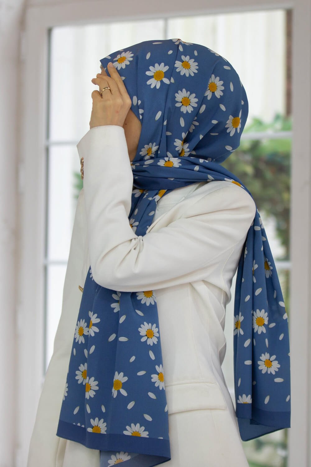 LÜKS MEDİNE İPEĞİ PAPATYA DESENLİ BEBE MAVİSİ RENKLİ 75X195 KIRIŞMAZ ŞAL MOSS KREP DİKİŞ TİPİ İTALYAN DİKİŞLİ