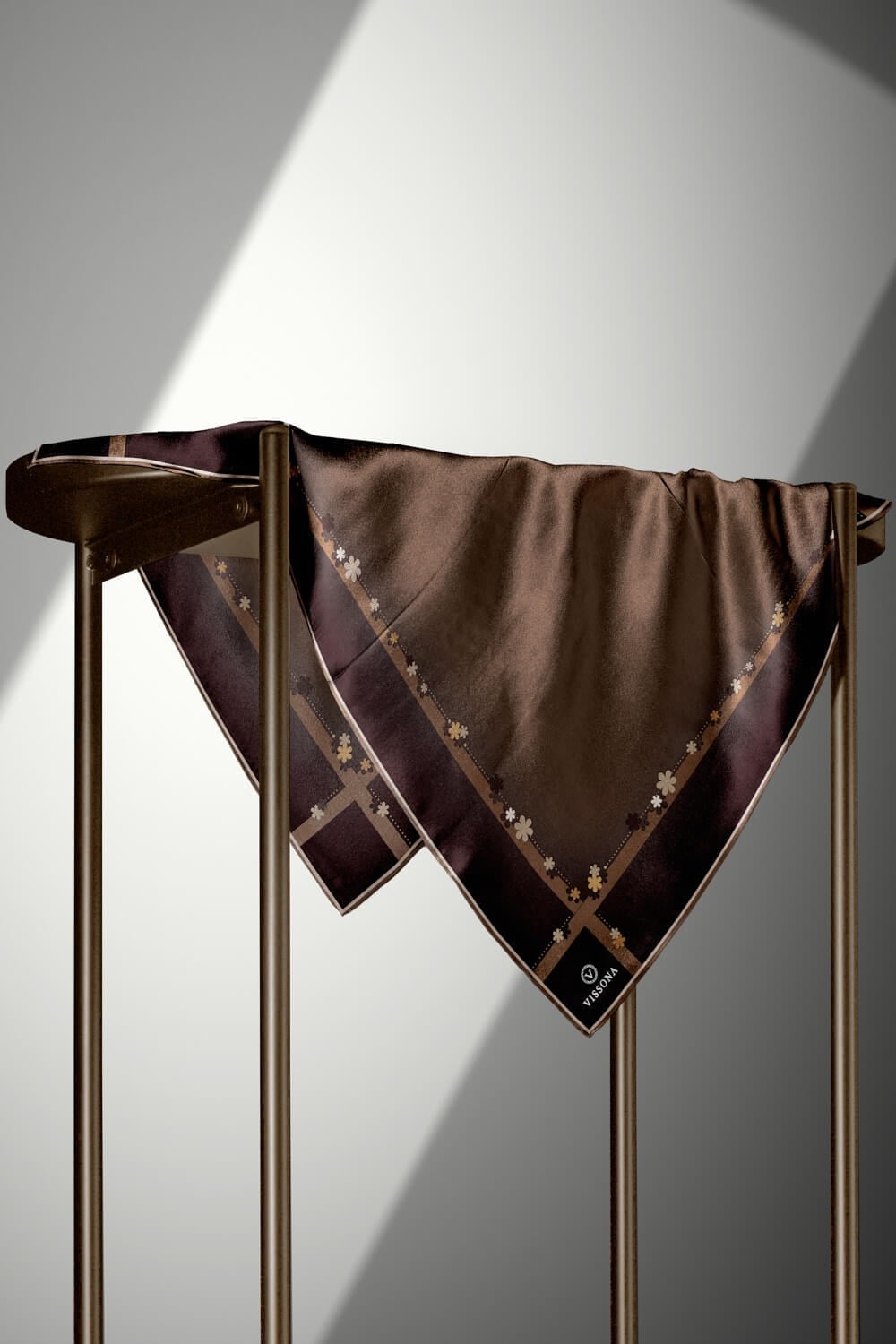 %100 Twill İpek Kenar Motifi Çiçek Desenli Sütlü Kahve - Bej Renkli 90x90 Eşarp Dikim Şekli : El Dikişi