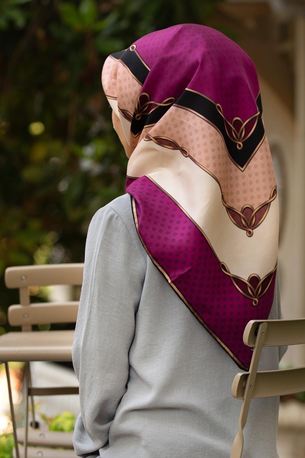 %100 Twill İpek Puantiyeli ve Geometrik Desenli Mürdüm - Krem Renkli 90x90 Eşarp Dikim Şekli : El Dikişi