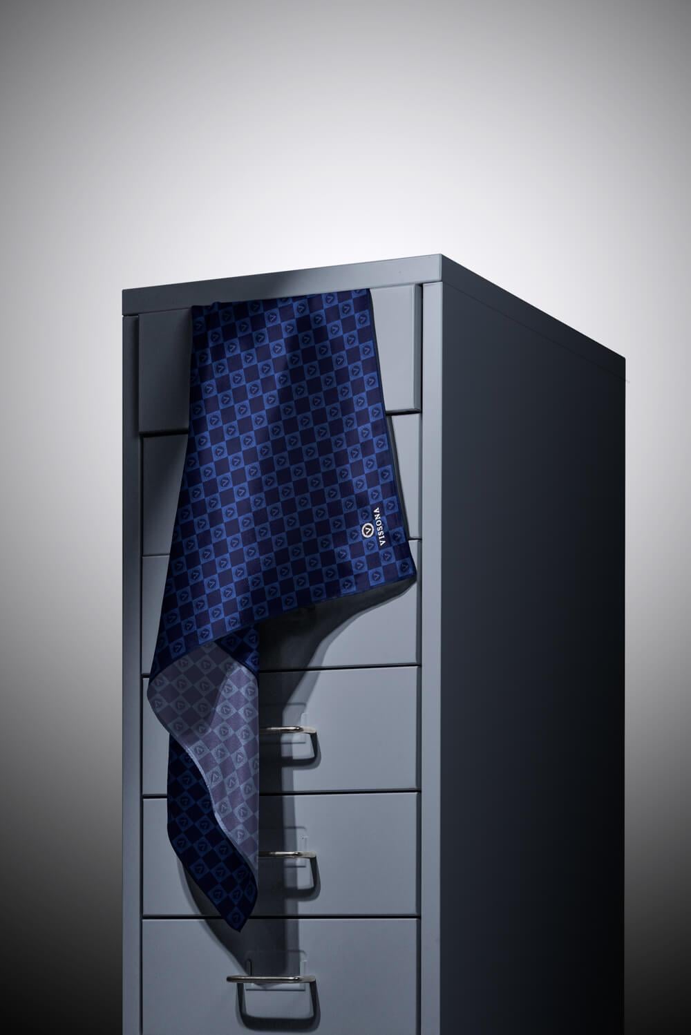 %100 Twill İpek Monogram Desenli Lacivert Renkli 90x90 Eşarp Dikim Şekli : El Dikişi