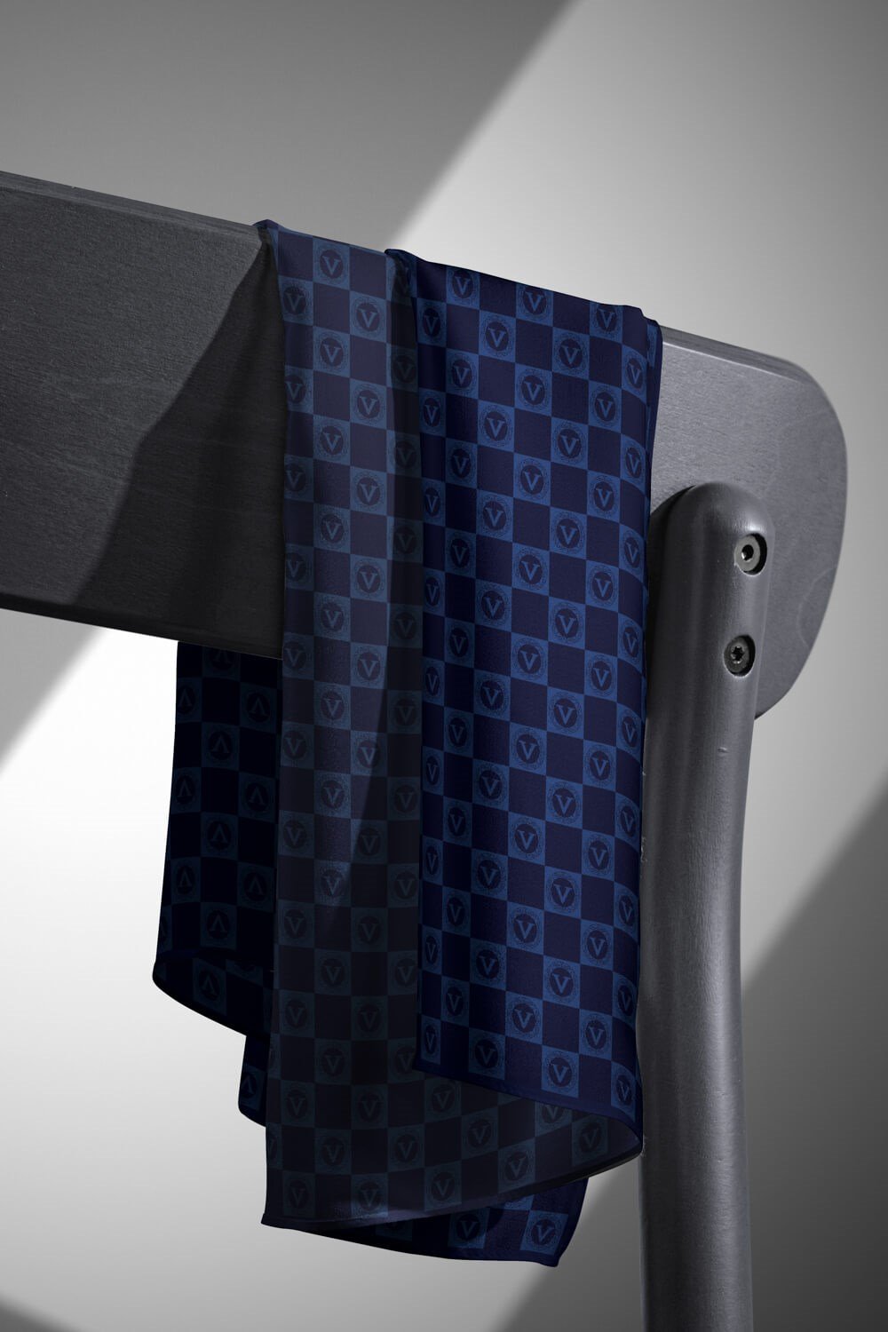 %57 İPEK % 43 VİSKON Twill İpek Monogram Desenli Lacivert Renkli 90x90 Eşarp Dikim Şekli : El Dikişi