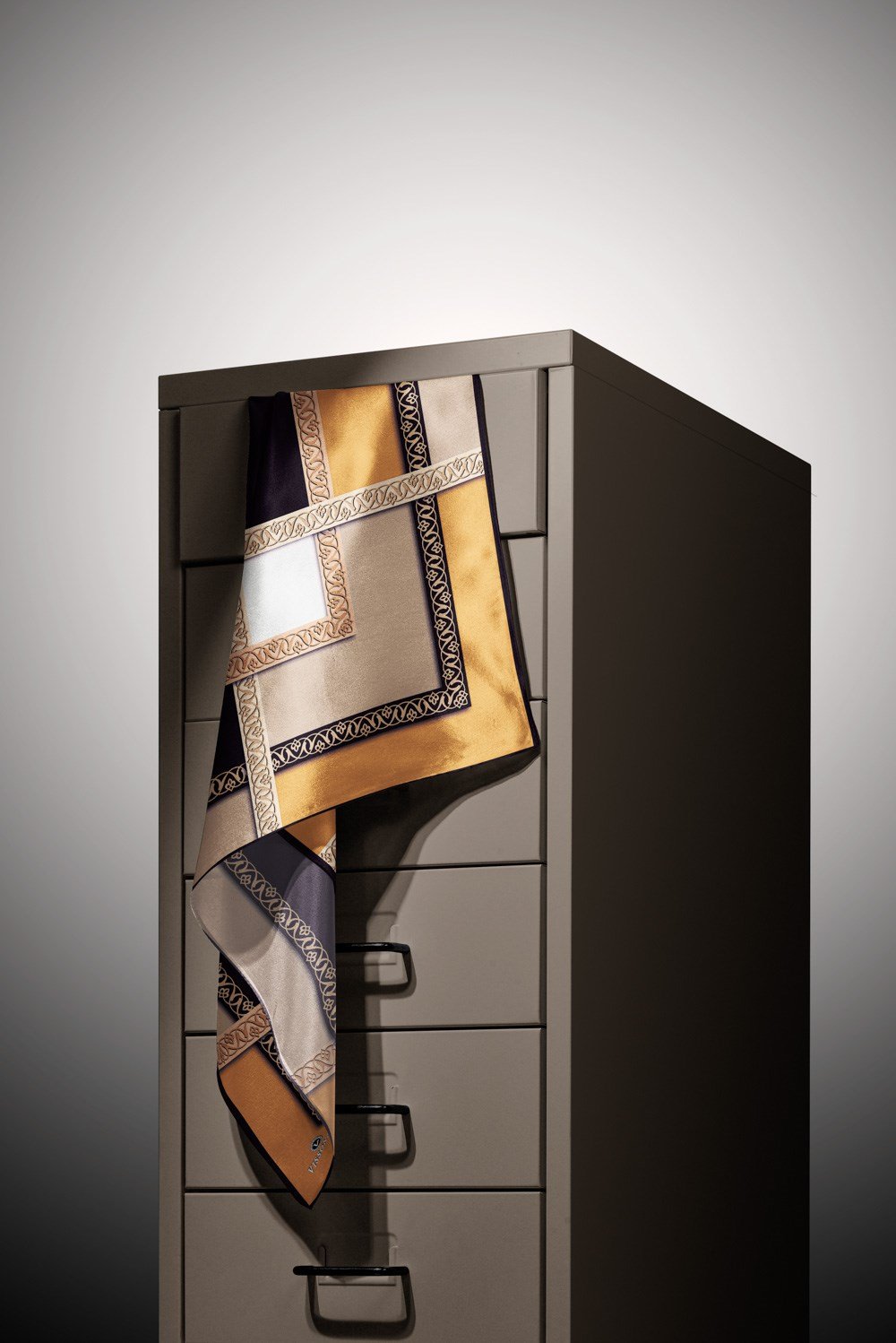 %100 Twill İpek Geometrik Desenli Gold - Siyah Renkli 90x90 Eşarp Dikim Şekli : El Dikişi