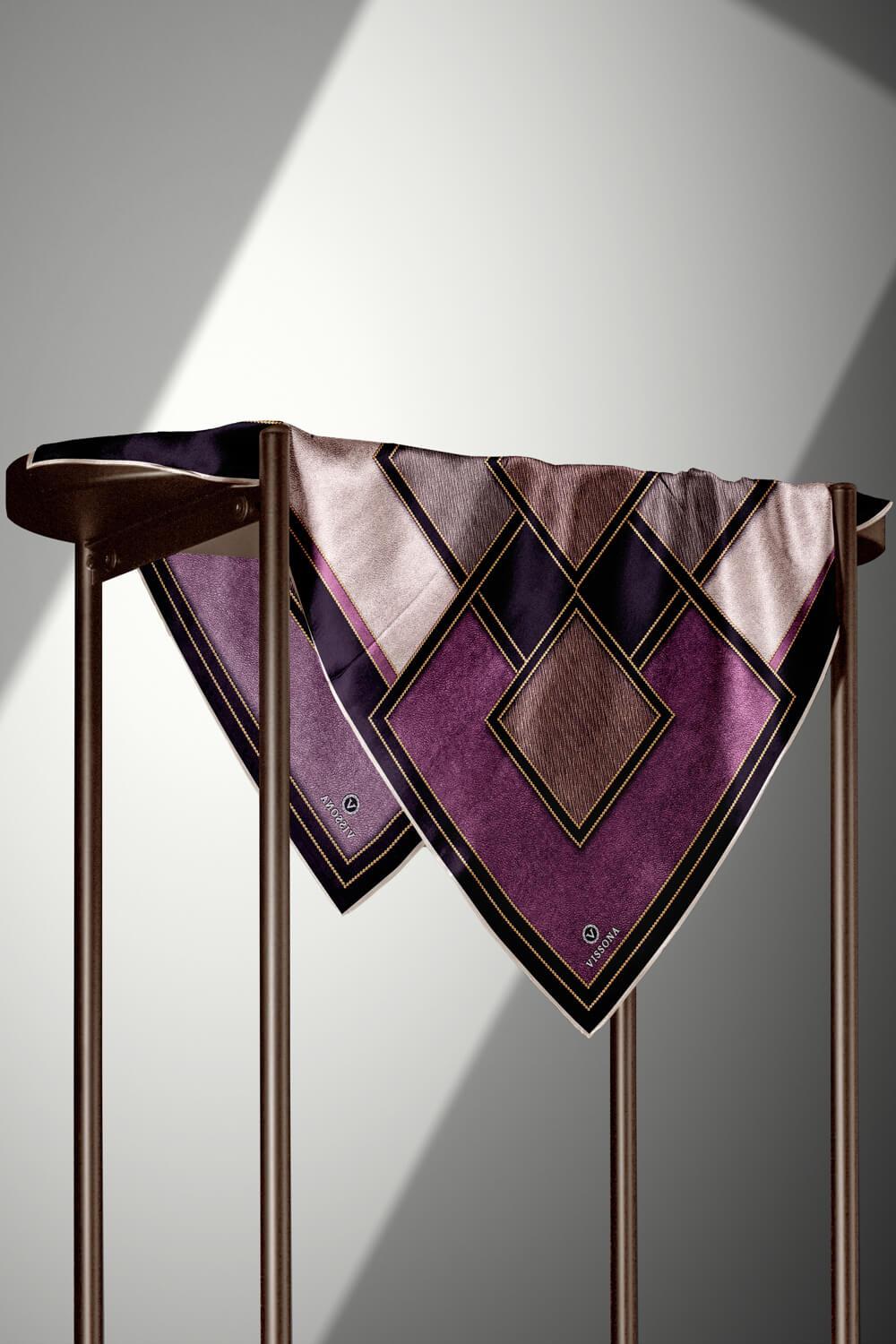 100% Twill İpek Gold Detaylı Kare Desenli Siyah - Mürdüm Renkli 90x90 Dikim Şekli : El Dikişi