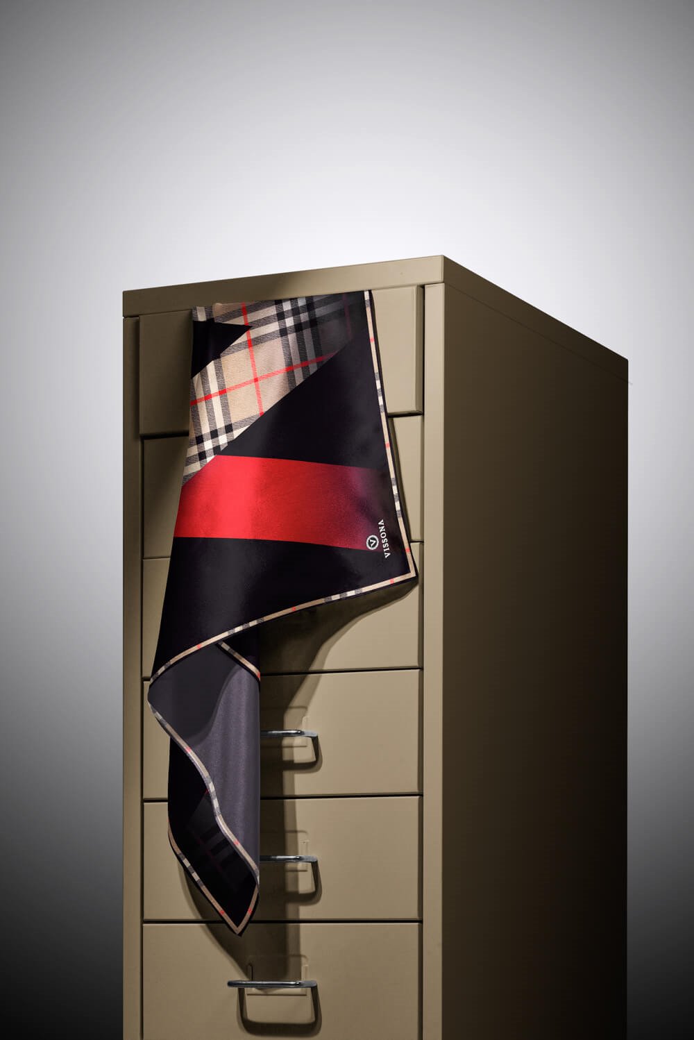 % 57 İPEK % 43 VİSKON Twill İpek Ekose Desenli Kırmızı - Siyah Renkli 90x90 Eşarp Dikim Şekli : El Dikişi