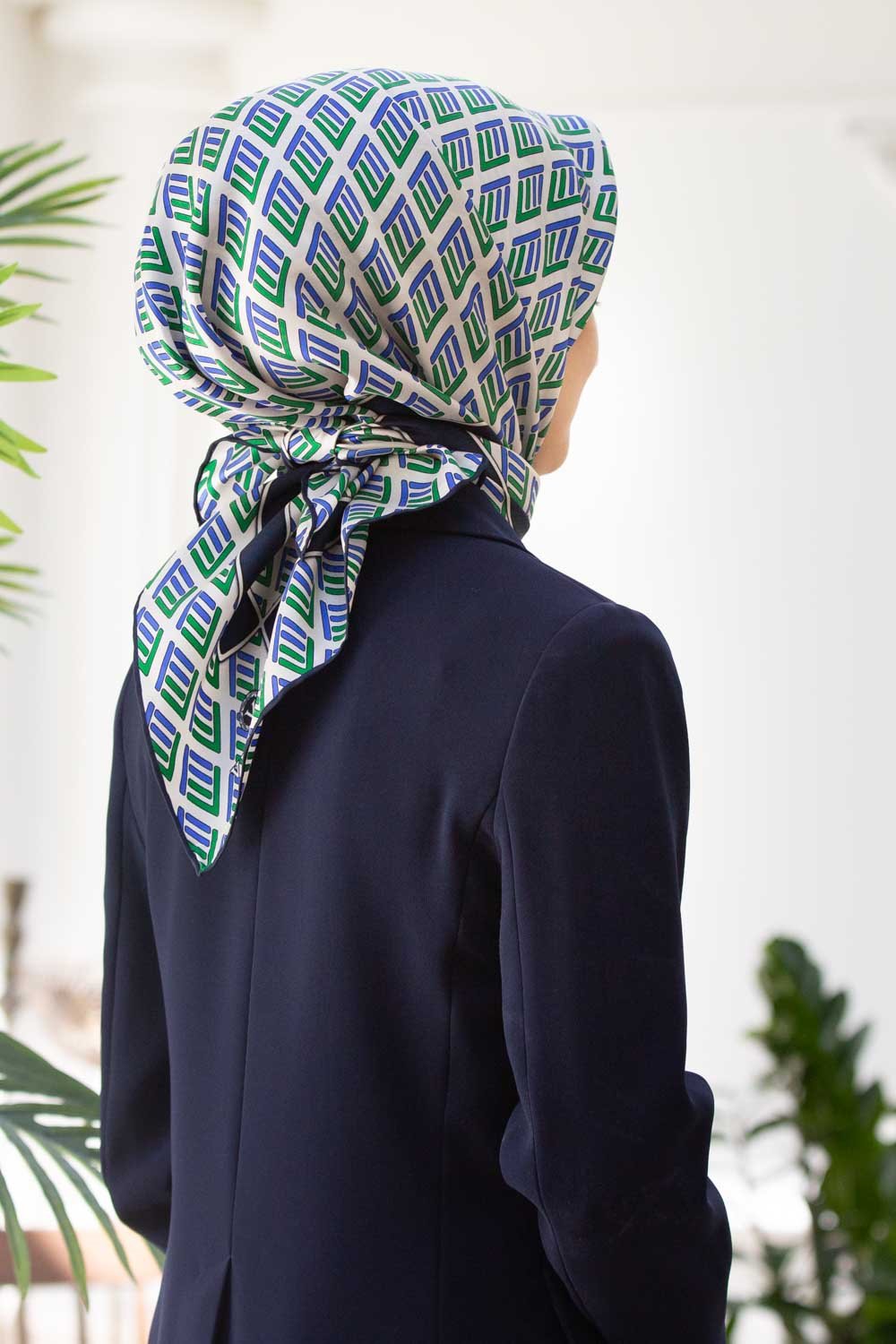 % 57 İPEK % 43 VİSKON Twill İpek Geometrik Desenli Saks - Zümrüt Yeşili Renkli 90x90 Eşarp Dikim Şekli : El Dikişi