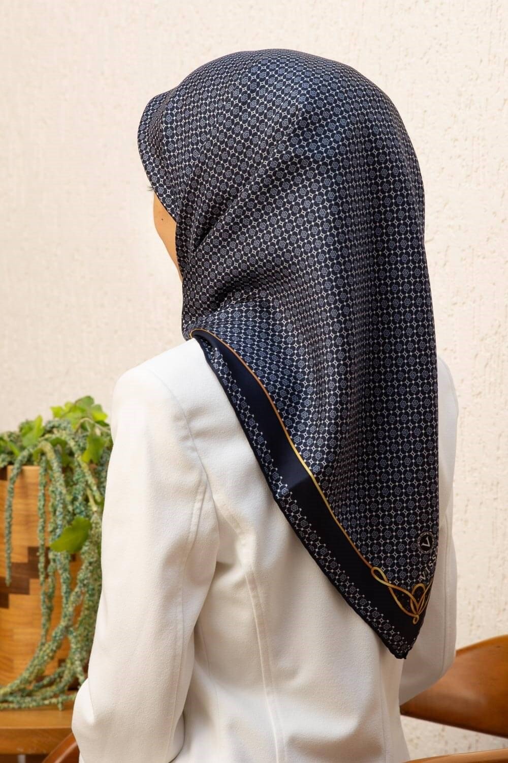 %100 Twill İpek Minik Motif Desenli Lacivert - Lacivert Renkli 90x90 Eşarp Dikim Şekli : El Dikişi
